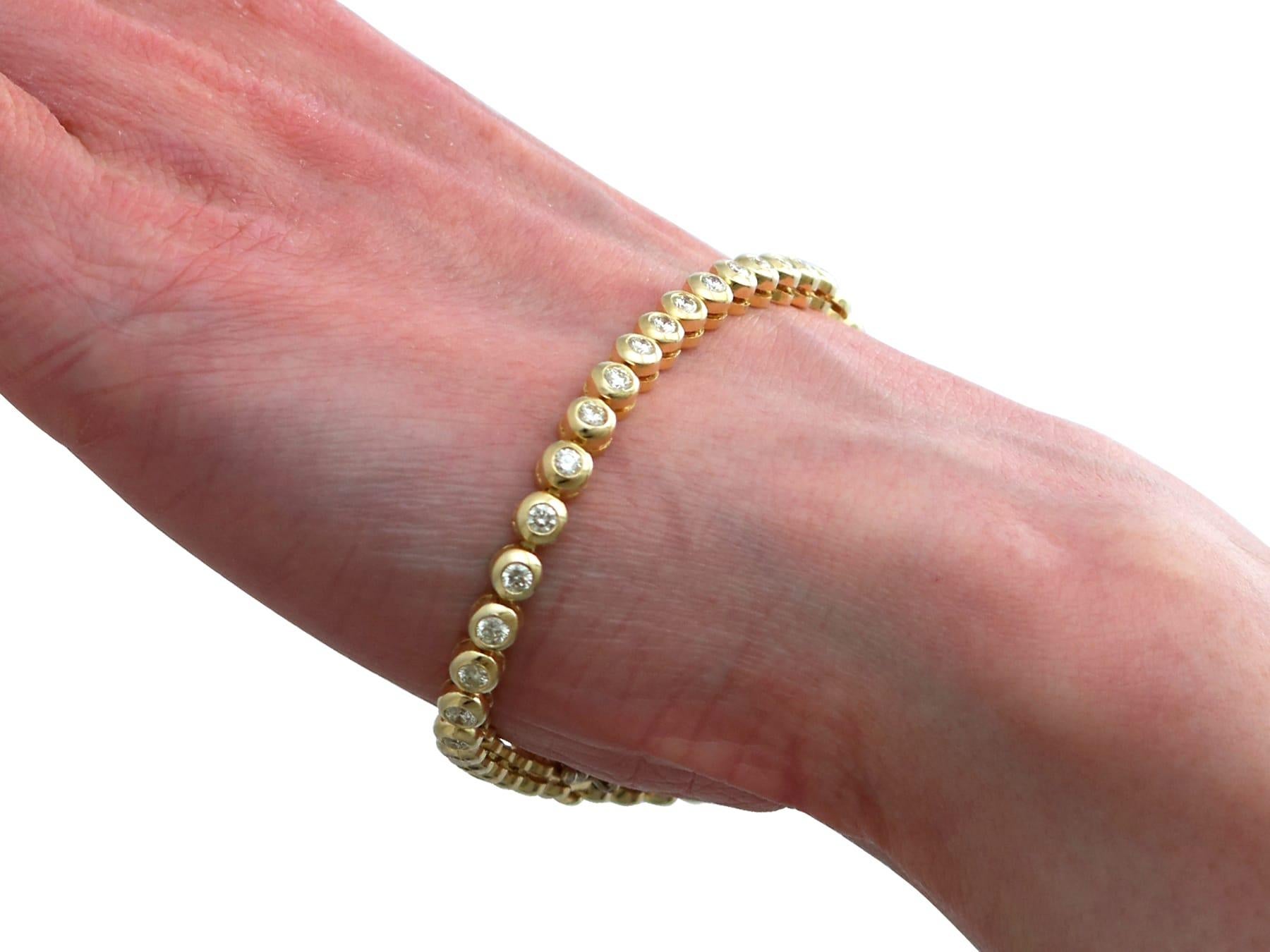 Bracelet tennis vintage en or jaune 18 carats et diamants de 2,25 carats en vente 8