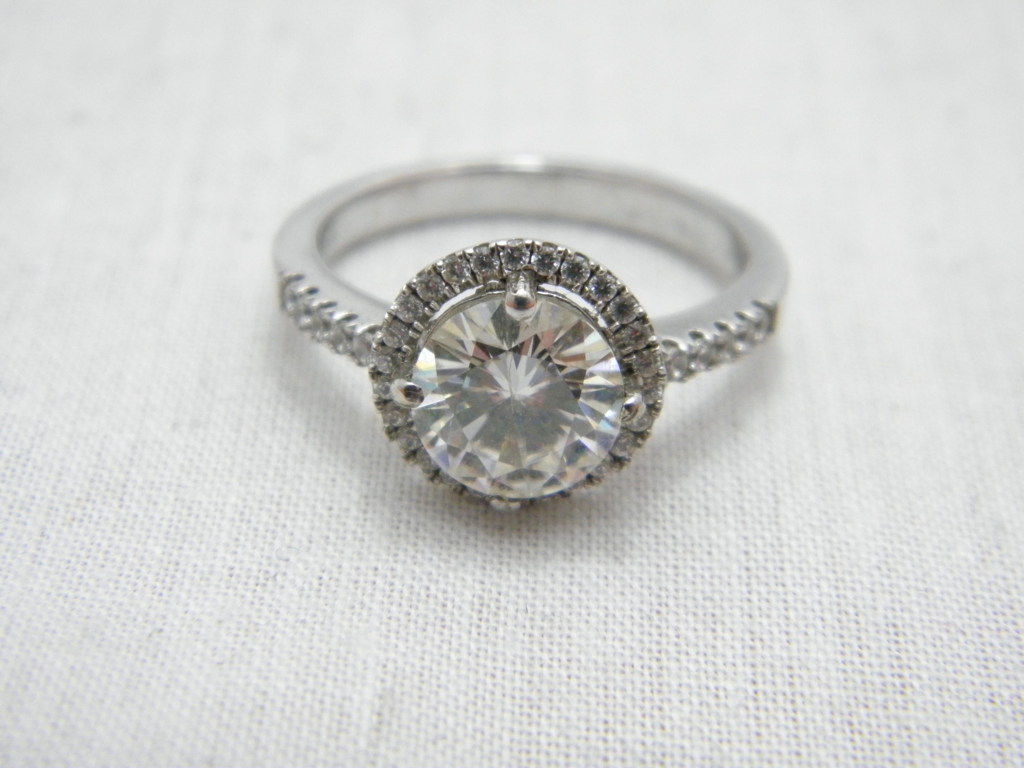 
If you have landed on this page then you have an eye for beauty.

On offer is this gorgeous
VINTAGE 950 PLATINUM DIAMOND HALO ENGAGEMENT (STYLE) RING

Crafted from solid Platinum (950/000)
and bespoke assay marked in Hatton Garden, UK dating to