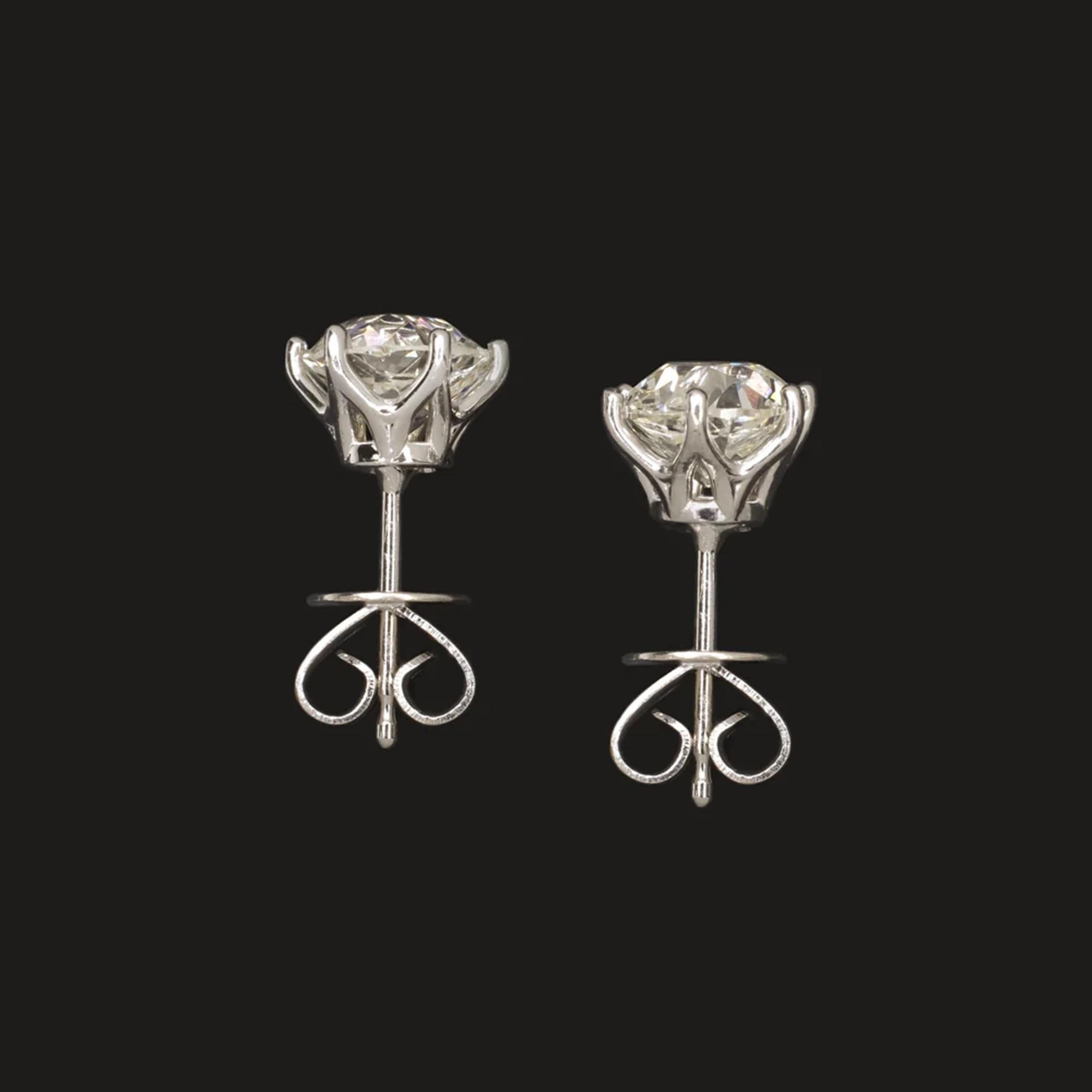 Diese  Ein unglaubliches Paar runder Diamanten im Brillantschliff sind alte Diamantohrstecker im europäischen Schliff, die für immer klassisch aussehen. Mit 2,27 ct haben sie ein beachtliches Aussehen!

Höhepunkte:

- Beachtliches Paar von 2,27