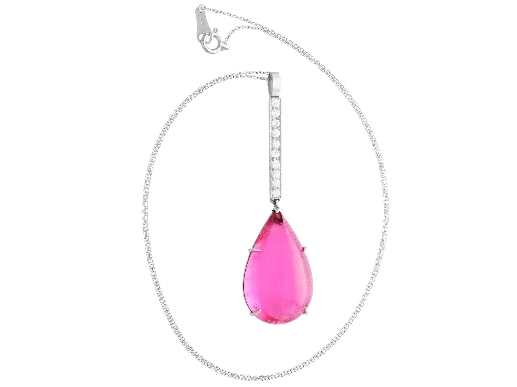 Superbe, fin et impressionnant pendentif en platine de 22,71 carats de tourmaline rose et 0,32 carat de diamant, faisant partie de nos collections de bijoux en forme de poire.

Ce superbe, fin et impressionnant pendentif vintage des années 1950 a