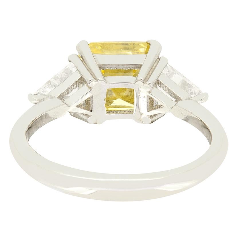 Vintage Trilogie-Ring mit 2,27 Karat gelbem Saphir und Diamant, um 1970 im Zustand „Gut“ im Angebot in London, GB