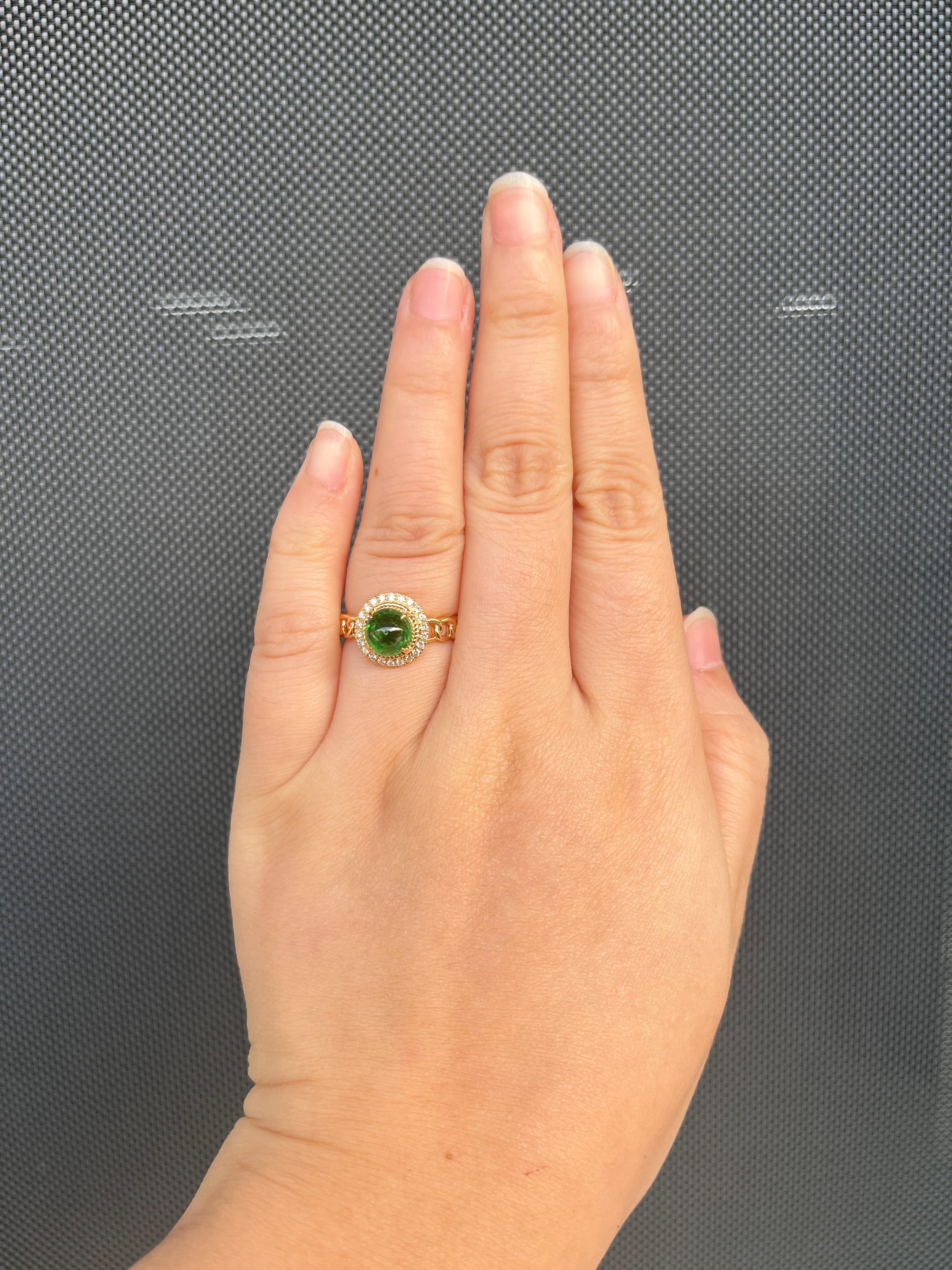 Vintage 2.28Ct Tsavorite Diamond Ring in 18 Karat Yellow Gold For Sale 4
