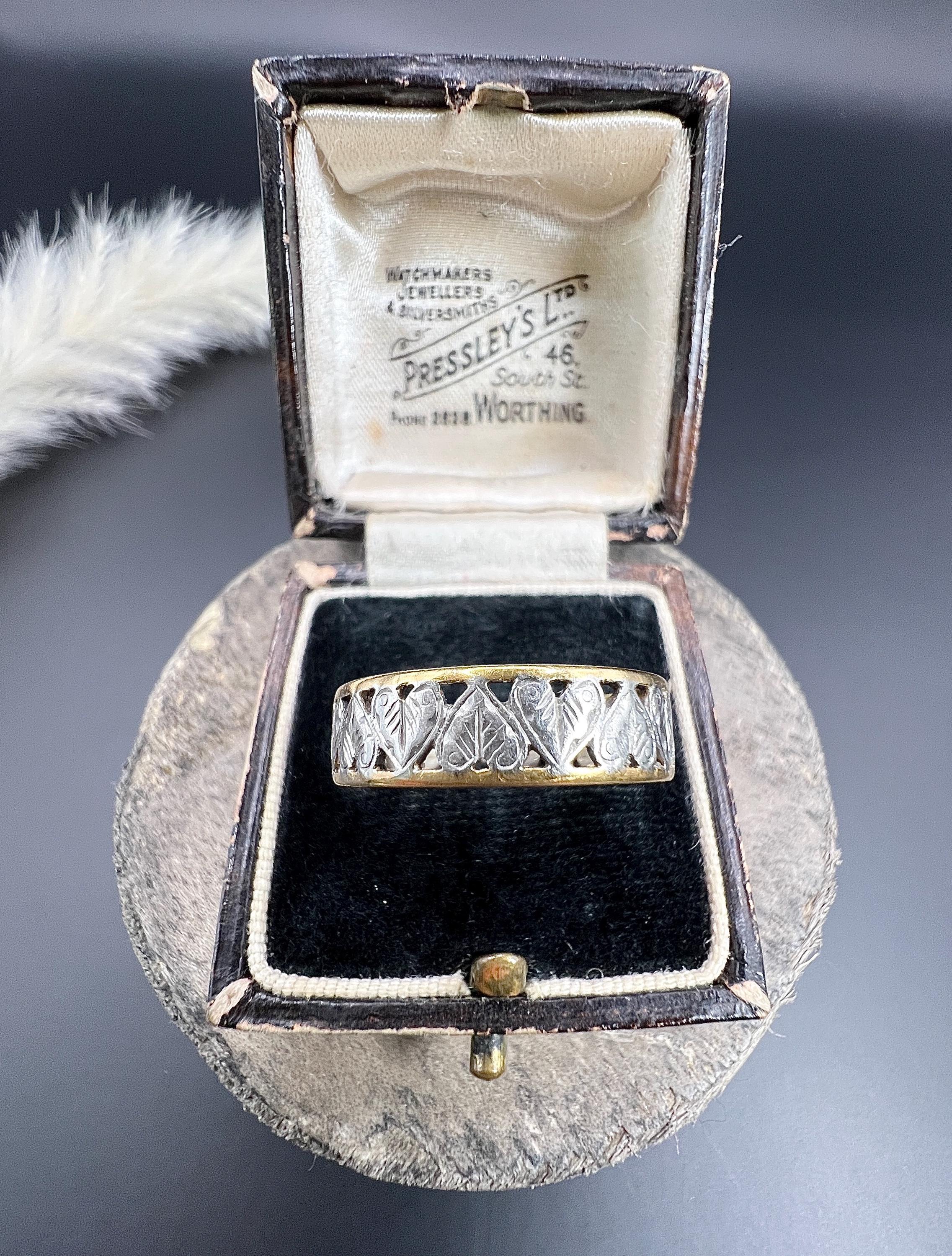 Vintage 22ct Gold & Platinum, 1940s Heart Band Ring For Sale 6