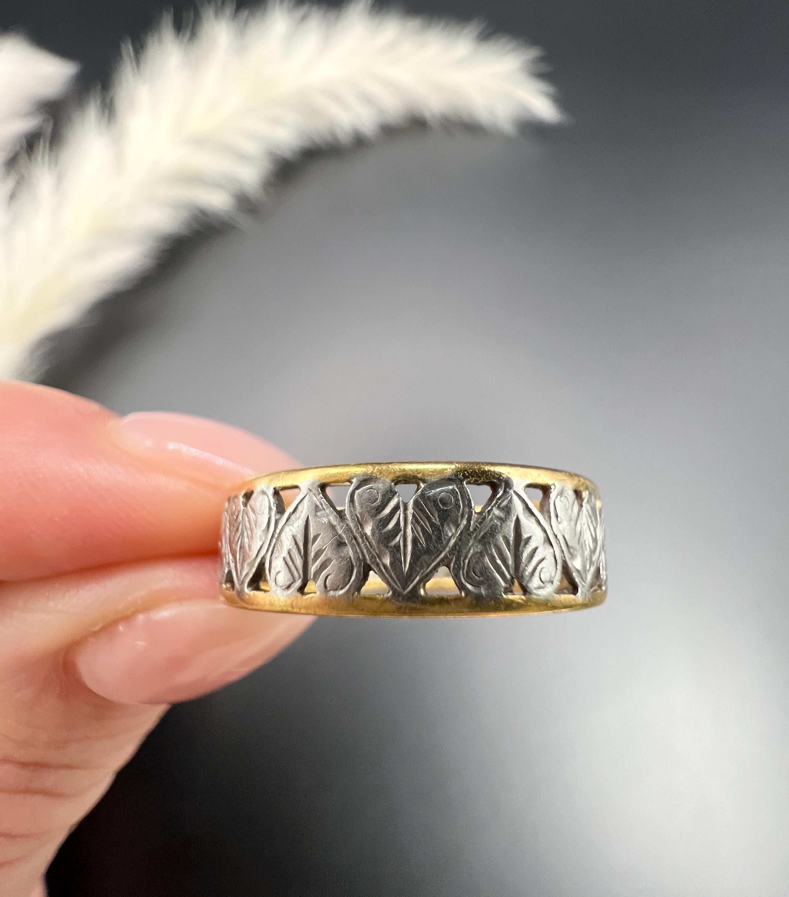 Vintage 22ct Gold & Platinum, 1940s Heart Band Ring For Sale 7