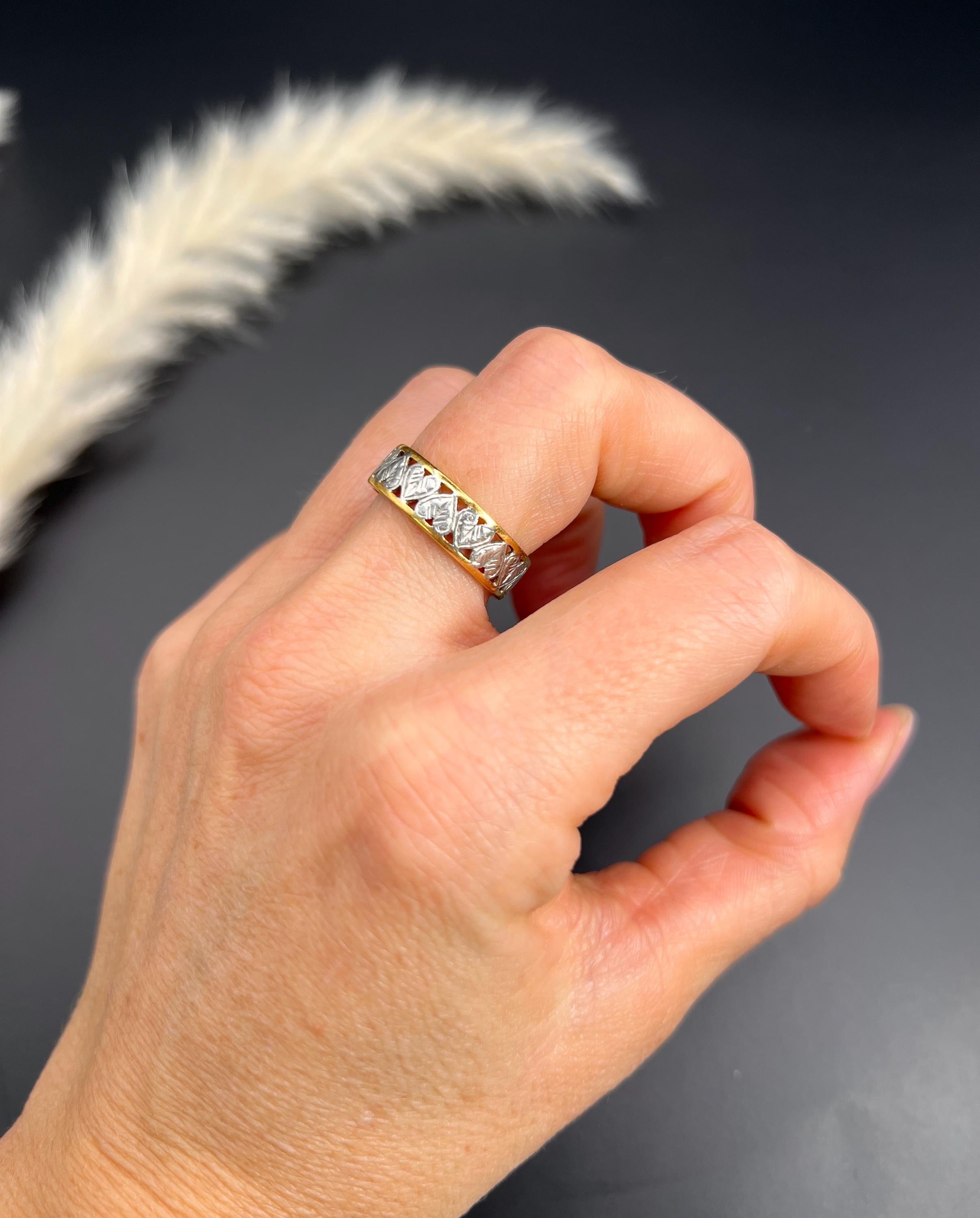 Vintage 22ct Gold & Platinum, 1940s Heart Band Ring In Good Condition For Sale In Brighton, GB