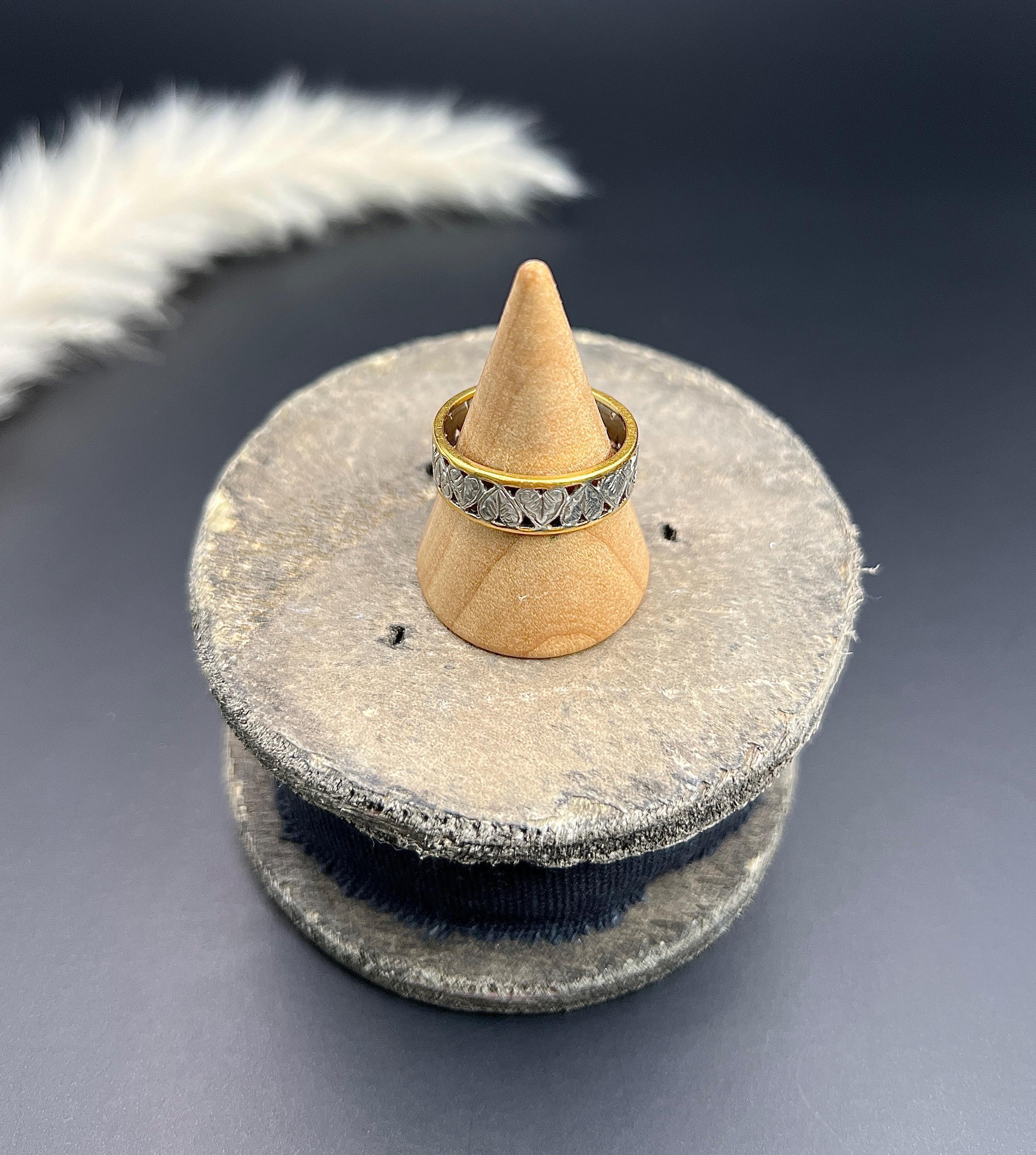 Women's or Men's Vintage 22ct Gold & Platinum, 1940s Heart Band Ring For Sale