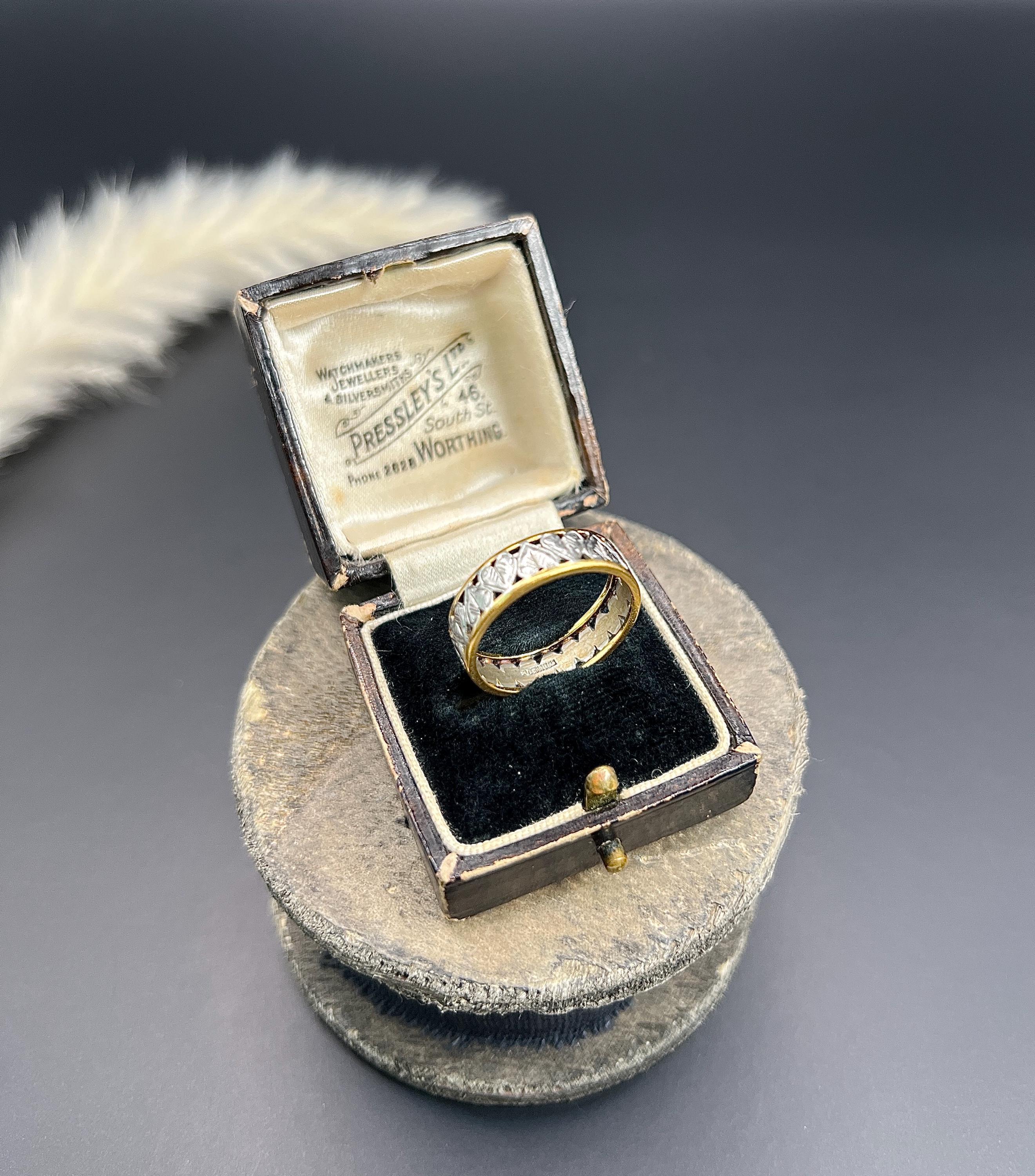 Vintage 22ct Gold & Platinum, 1940s Heart Band Ring For Sale 2