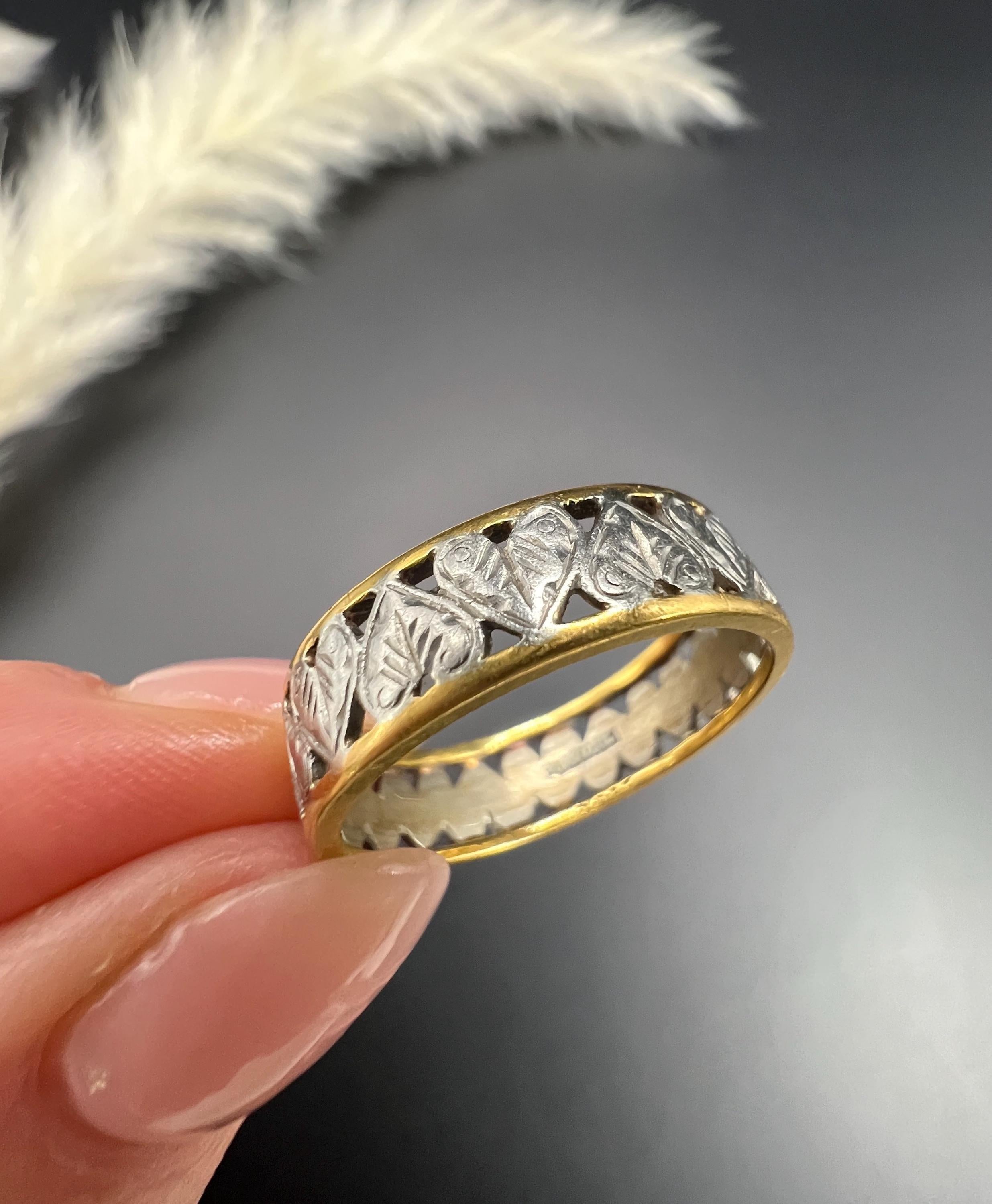 Vintage 22ct Gold & Platinum, 1940s Heart Band Ring For Sale 3