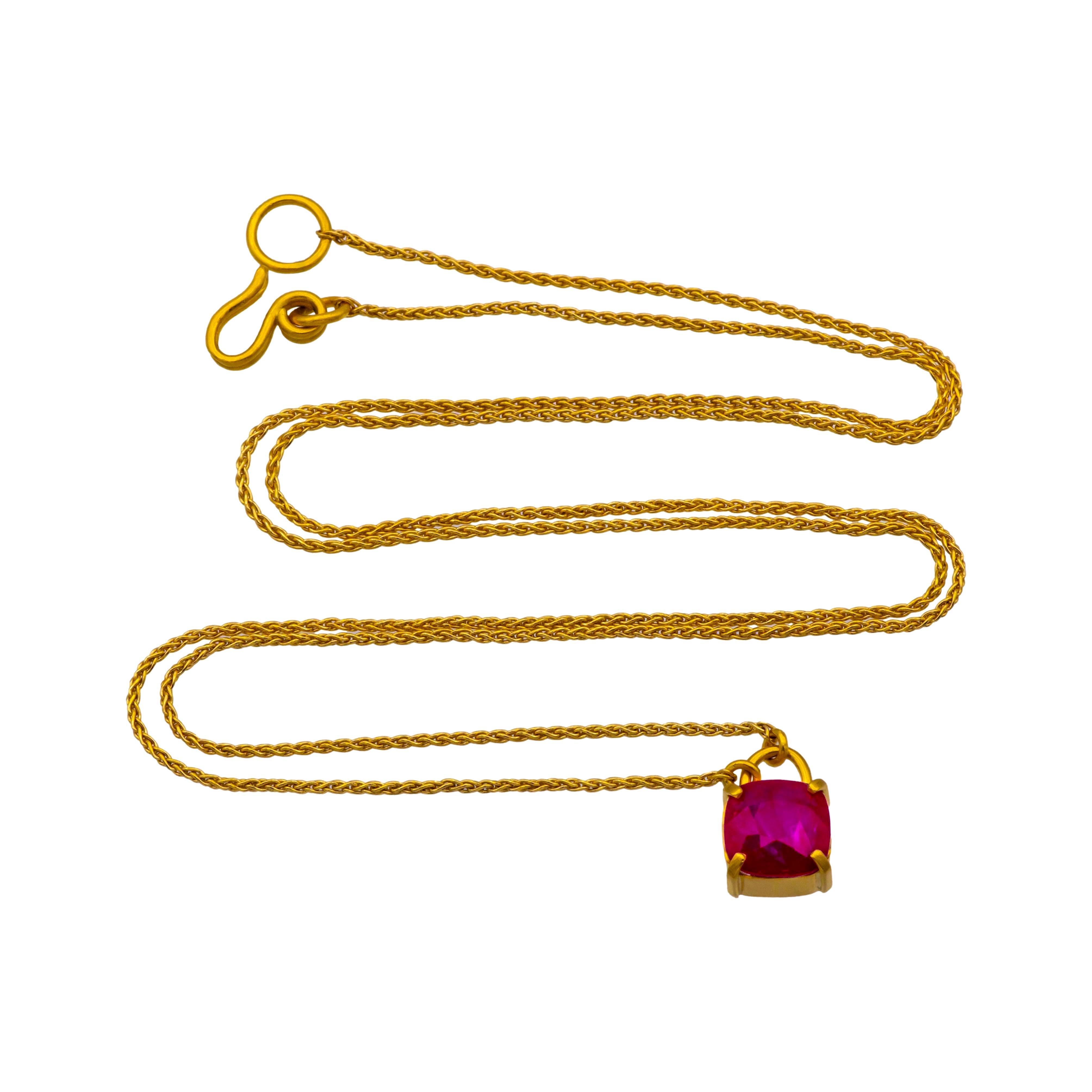 Collar Vintage de Oro Amarillo de 22K / 18K con Colgante de Rubí - 24 Pulgadas, Hecho a Mano Corte cojín en venta