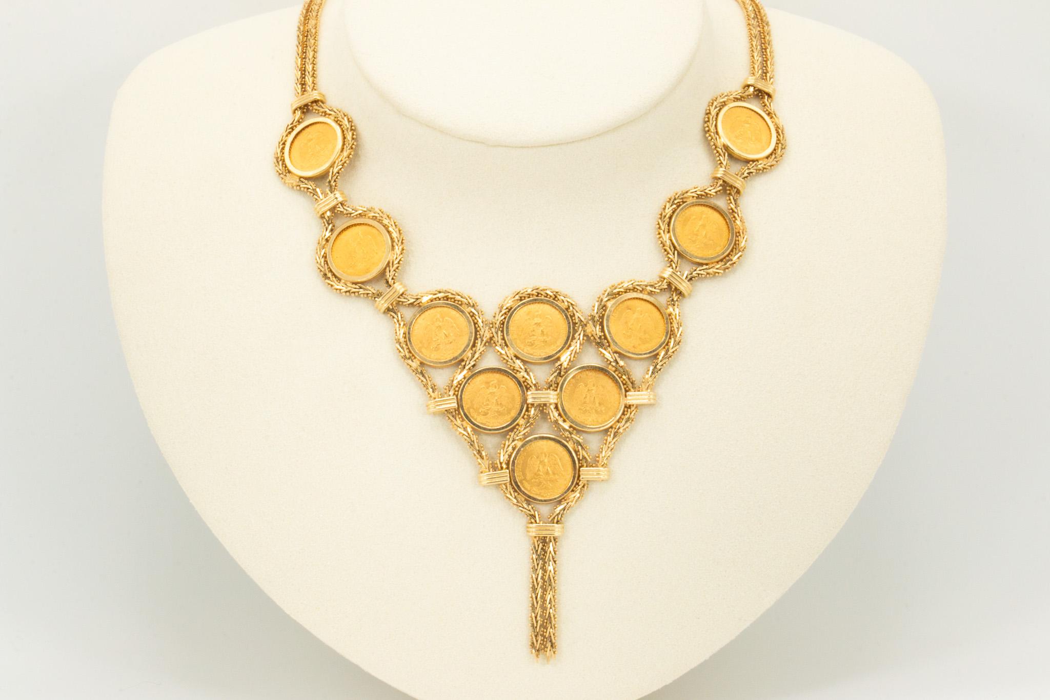 Collar en V Vintage de Oro Amarillo de 14 quilates con Monedas de Dos Pesos de 1945

Este excepcional collar vintage incluye 10 auténticas monedas mexicanas del Dos Pesos, cada una acuñada en luminoso oro de 22 quilates y engastada en bisel en un