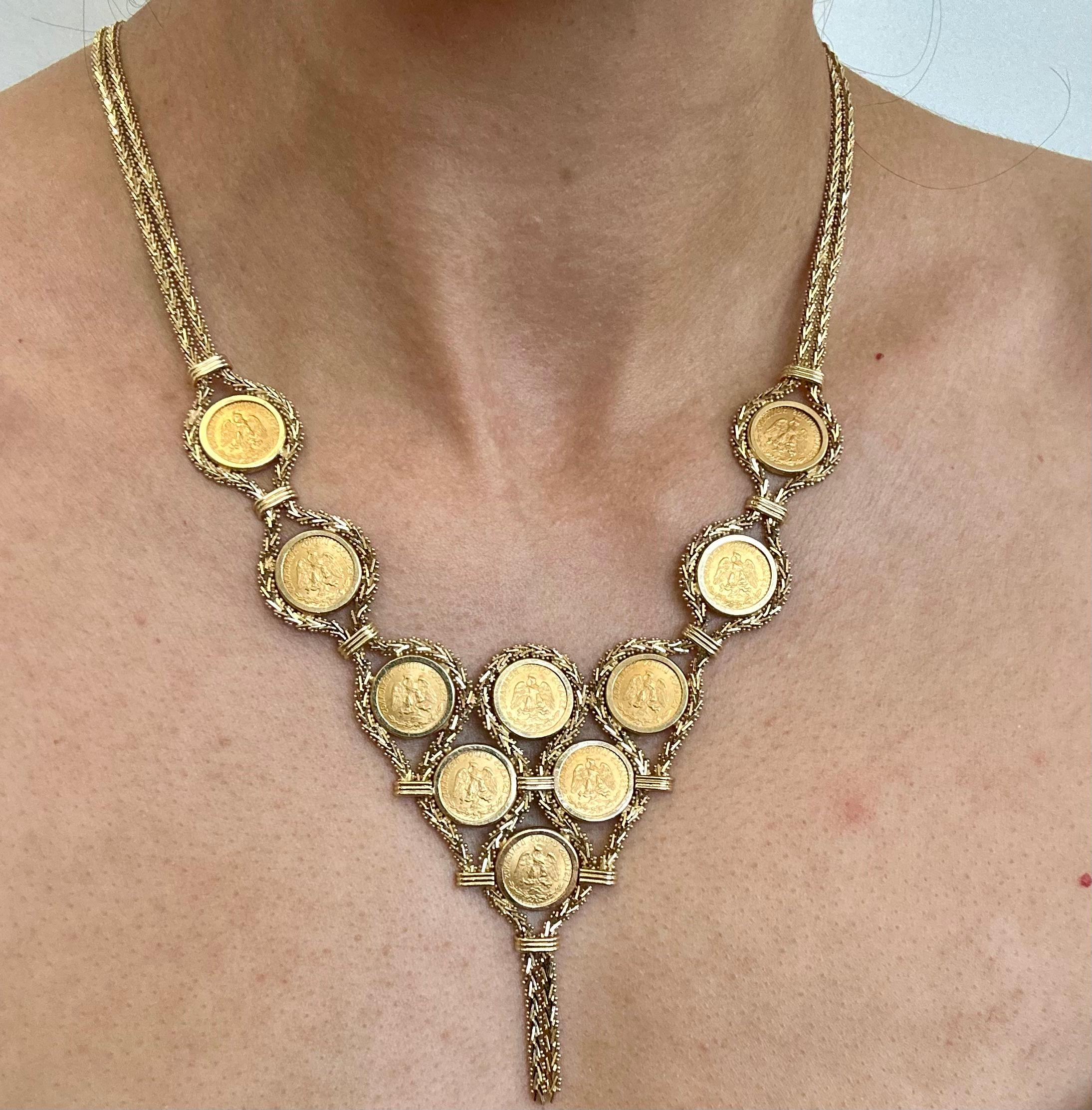 Collar en V Vintage de Oro Amarillo de 14 quilates con Monedas de Dos Pesos de 1945 en Bueno estado para la venta en Houston, TX