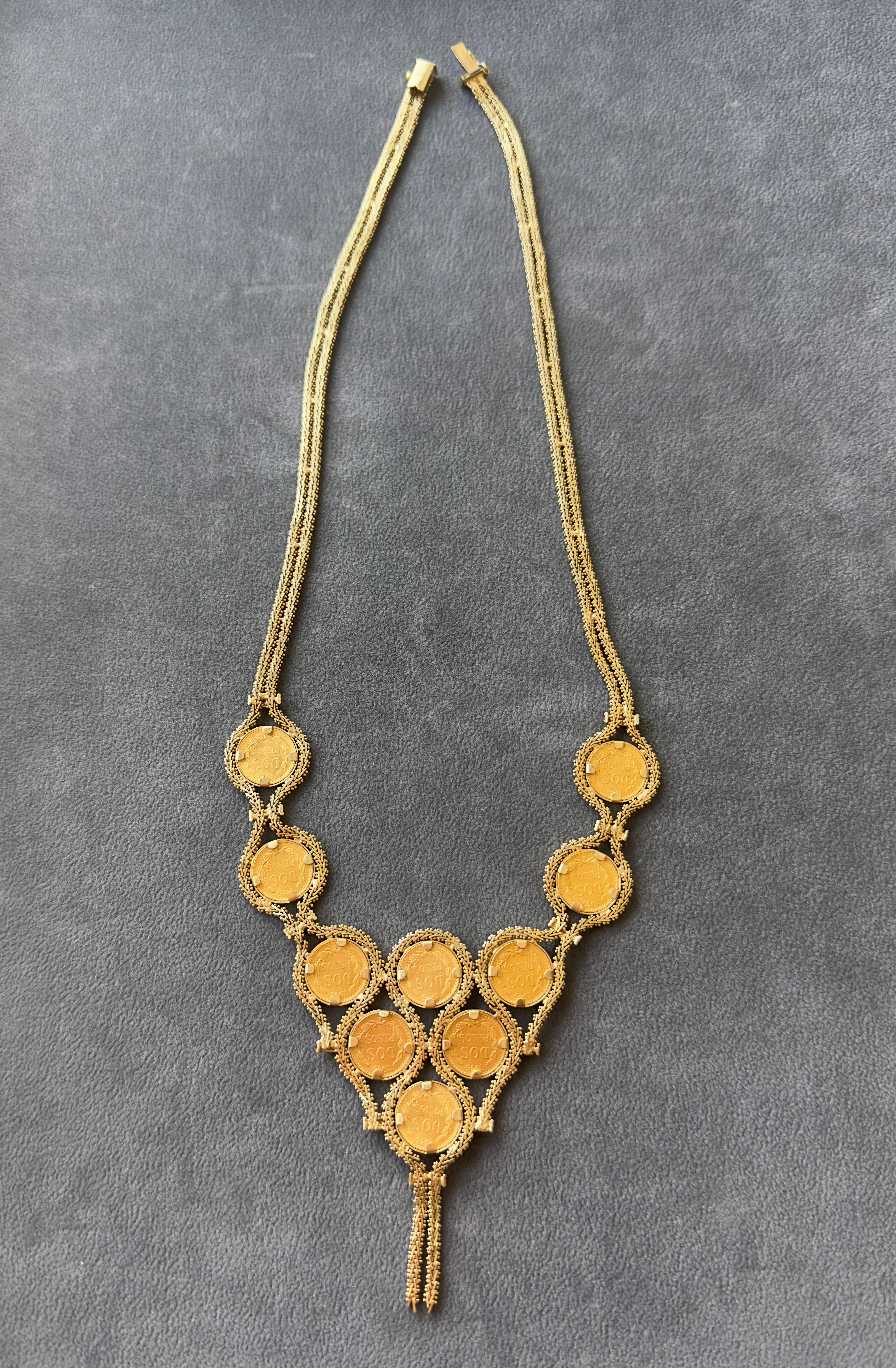 Collar en V Vintage de Oro Amarillo de 14 quilates con Monedas de Dos Pesos de 1945 en venta 1