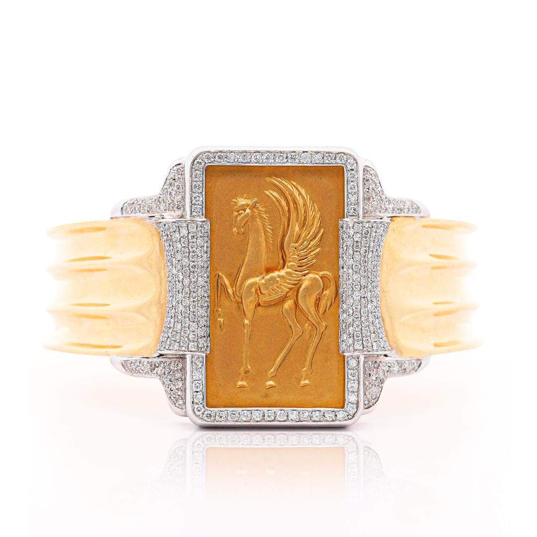 Bracciale con motivo a pegaso d'epoca a 22 e 18 carati con castone di diamanti in vendita 4
