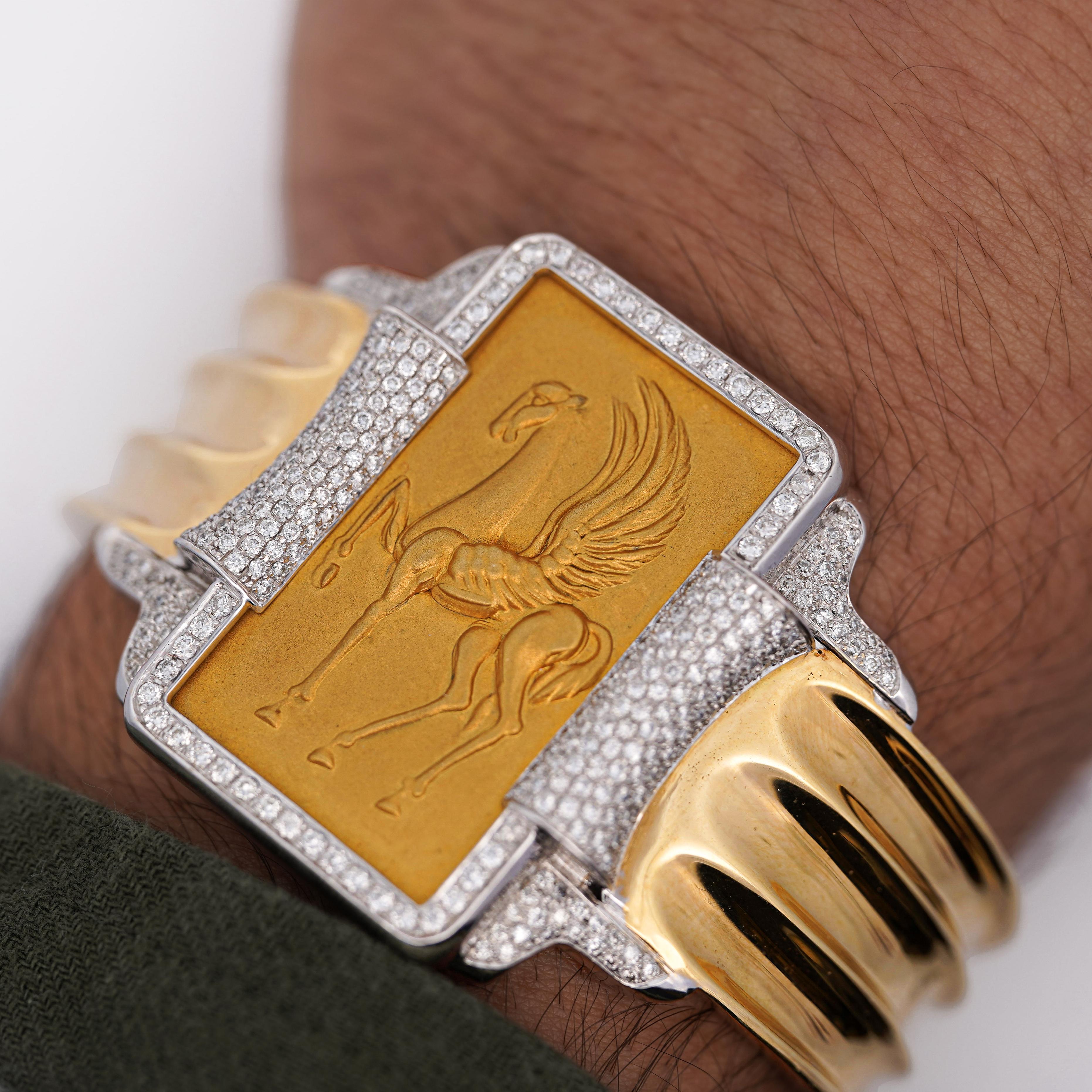 Uno splendido braccialetto bangle in oro 22 e 18 carati con un intricato medaglione sporgente a forma di Pegaso con accenti di diamanti, che unisce l'eleganza greca classica al lusso moderno.

Dettagli:
Tipo di articolo: Bracciale Bangle
Metallo: