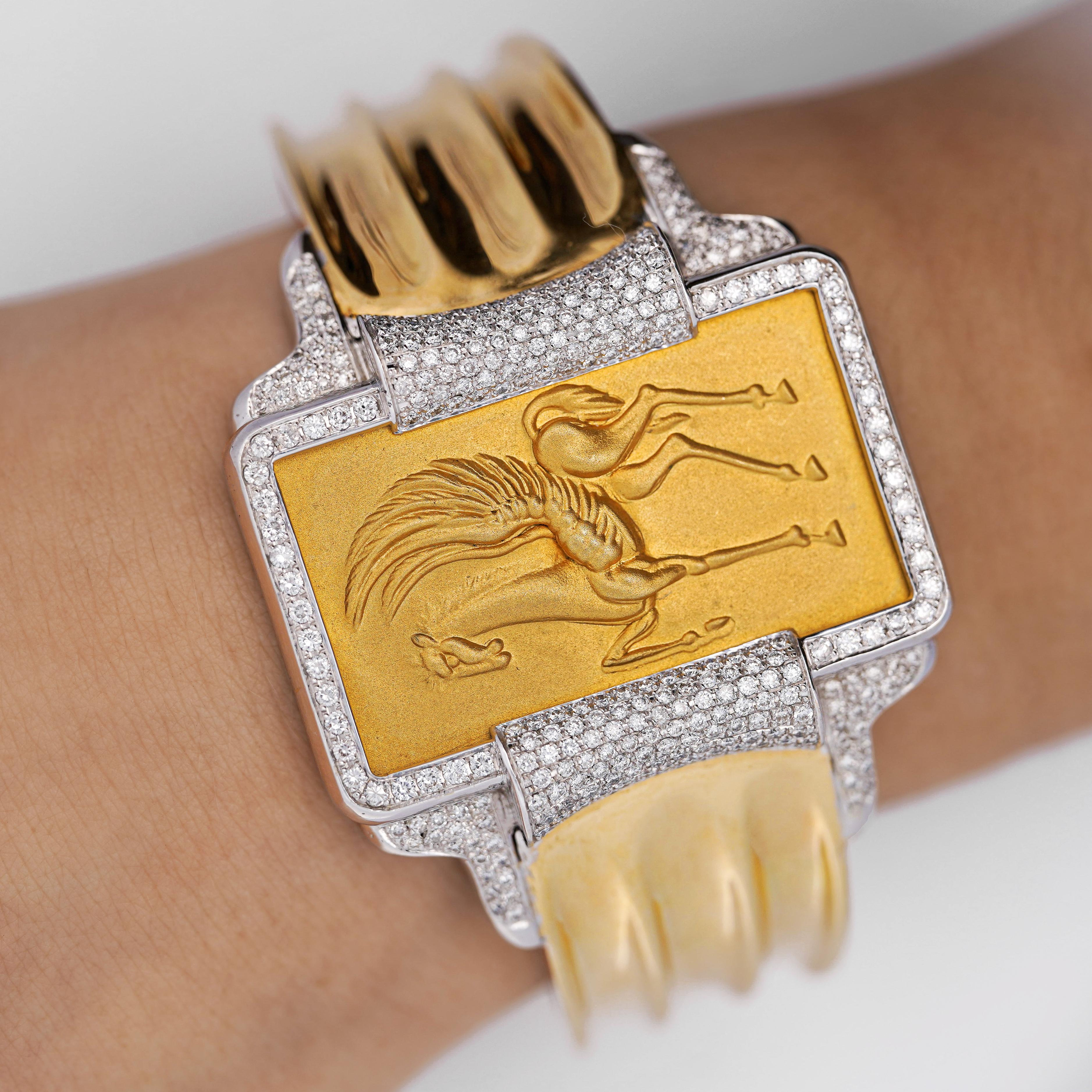 Taglio rotondo Bracciale con motivo a pegaso d'epoca a 22 e 18 carati con castone di diamanti in vendita