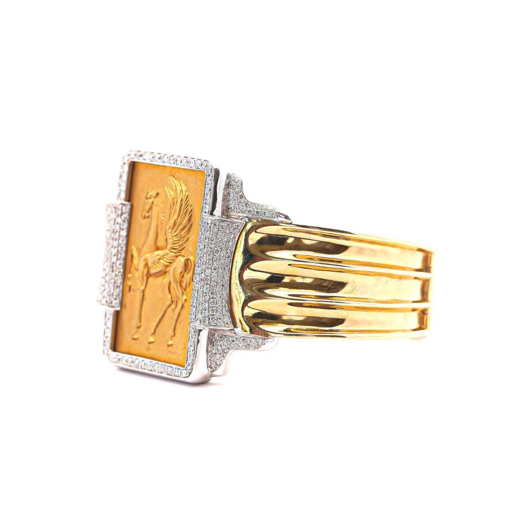 Bracciale con motivo a pegaso d'epoca a 22 e 18 carati con castone di diamanti in vendita 2