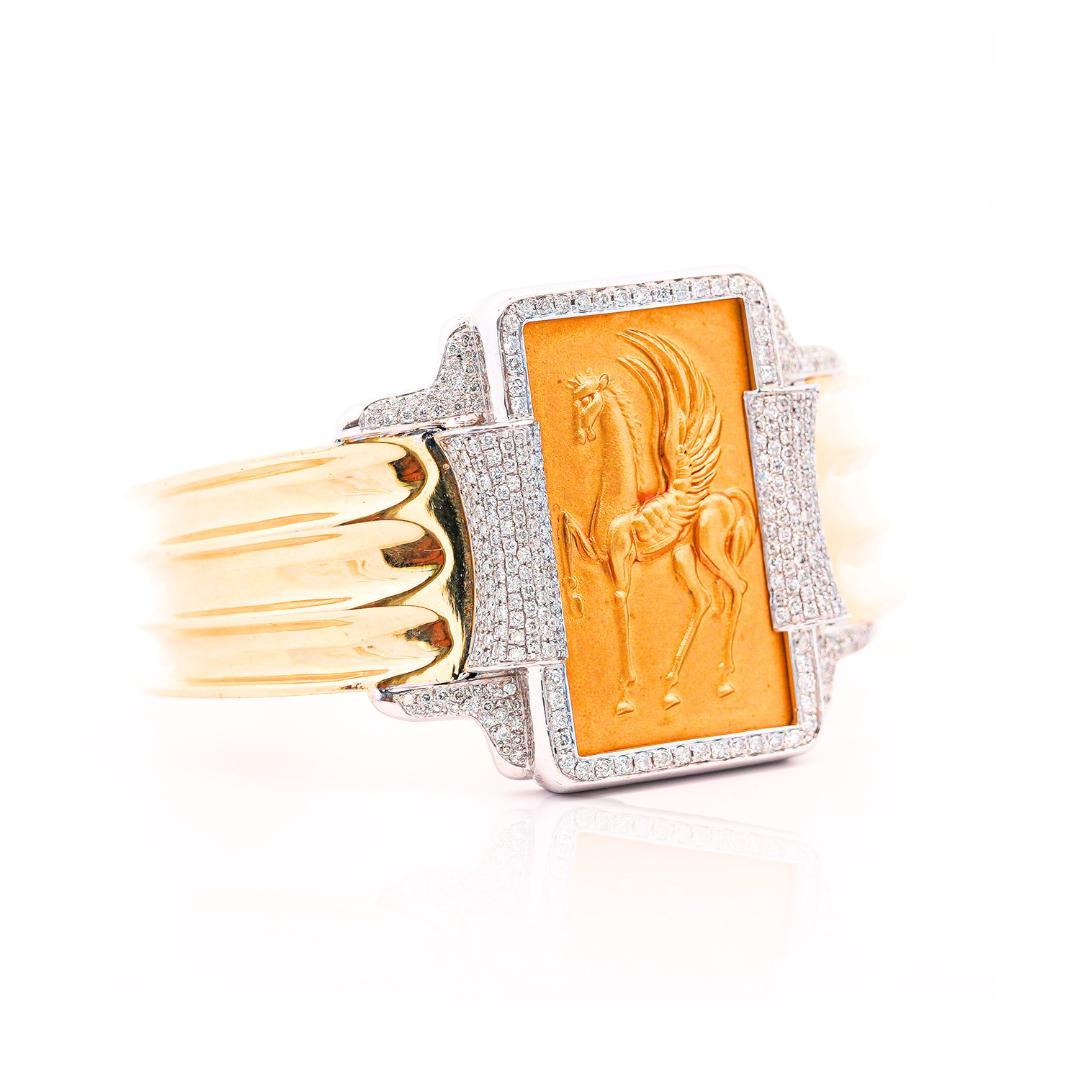 Bracciale con motivo a pegaso d'epoca a 22 e 18 carati con castone di diamanti in vendita 3