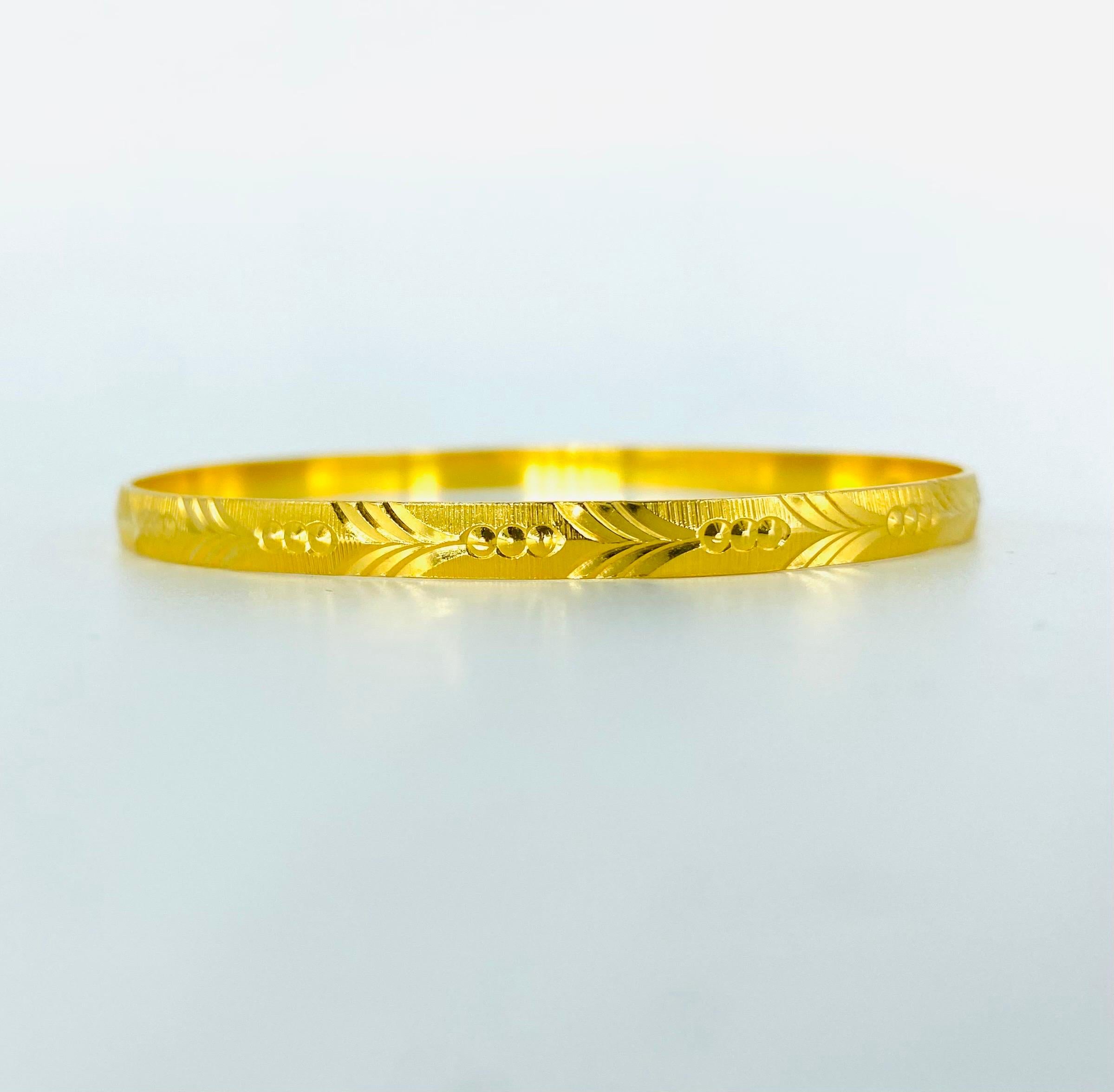 Vintage 22k Gold 4.5mm Diamond Cut Leaf Design Bangle. Le bracelet s'adapte à un poignet jusqu'à 6 pouces. Il s'agit de bracelets en or massif 22k très rares et uniques. Le bracelet pèse 12,9 grammes.
