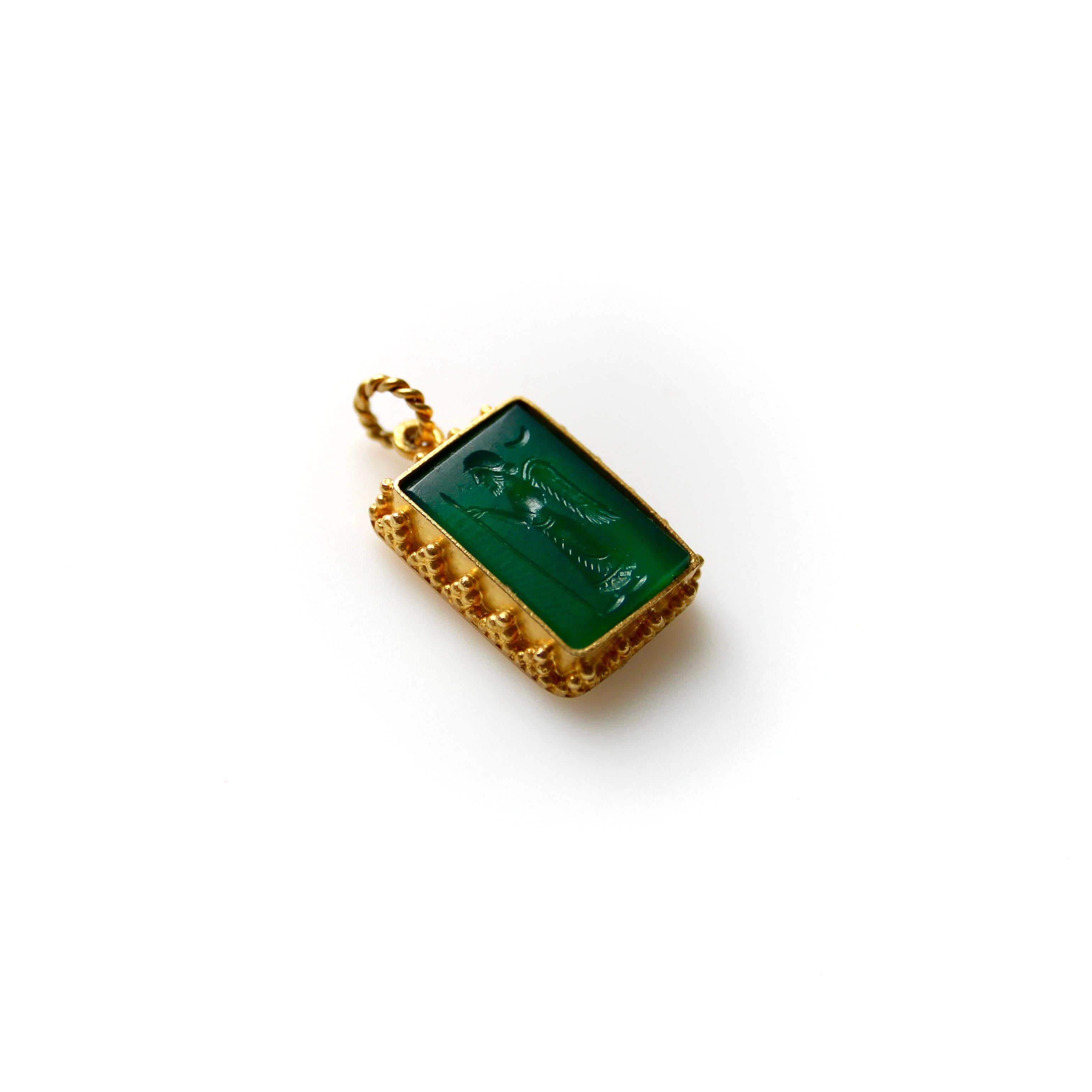 Poli au tonneau Pendentif vintage en or 22 carats et calcédoine verte avec intaille de Zoroaster en vente