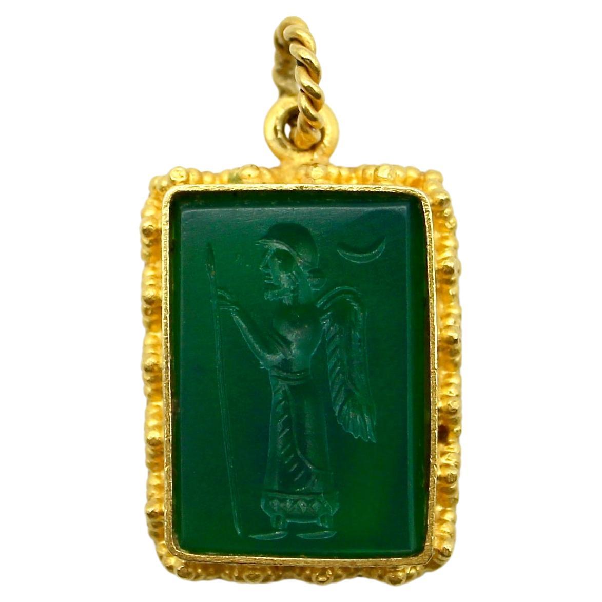 Pendentif vintage en or 22 carats et calcédoine verte avec intaille de Zoroaster en vente