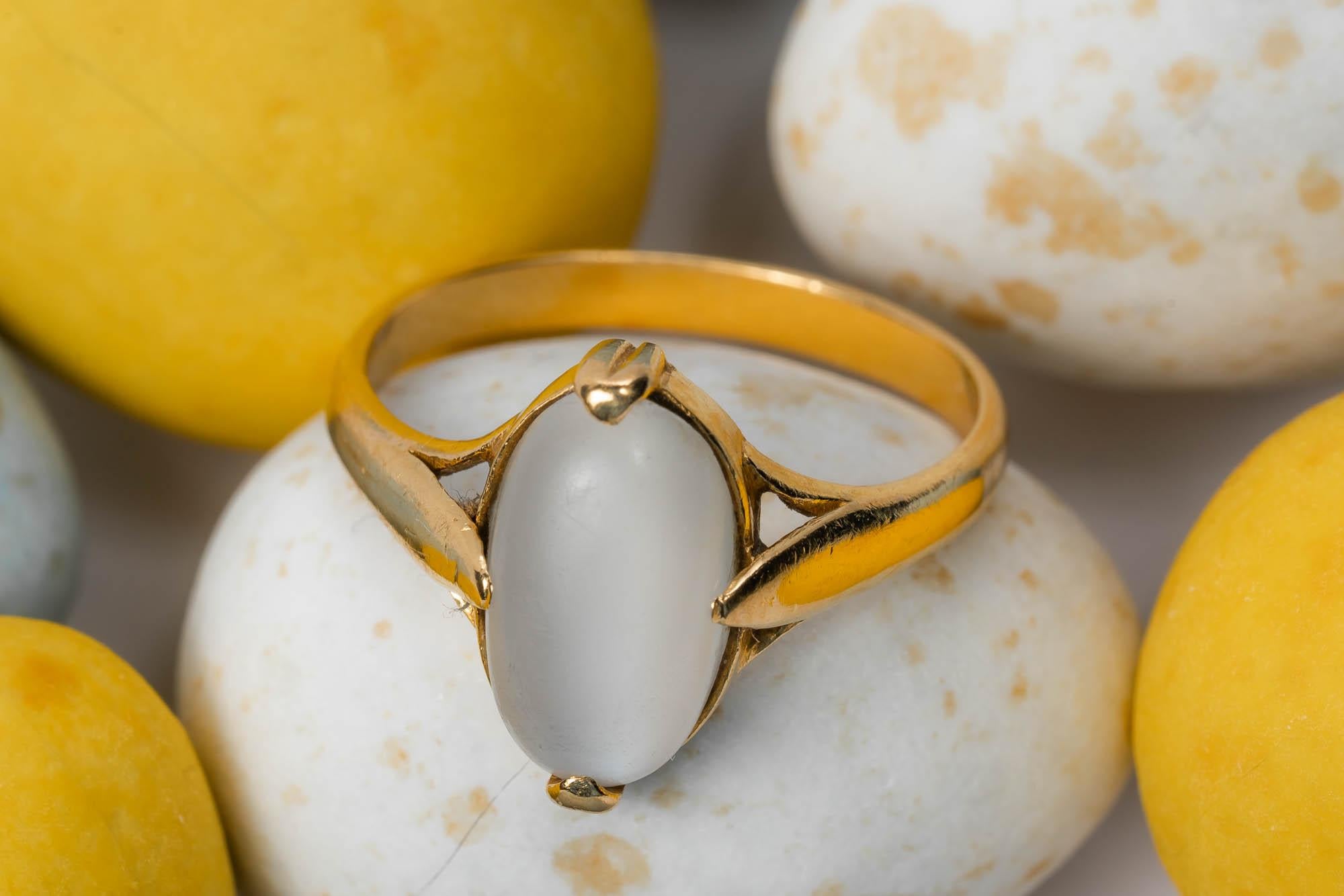 vintage gold moonstone ring