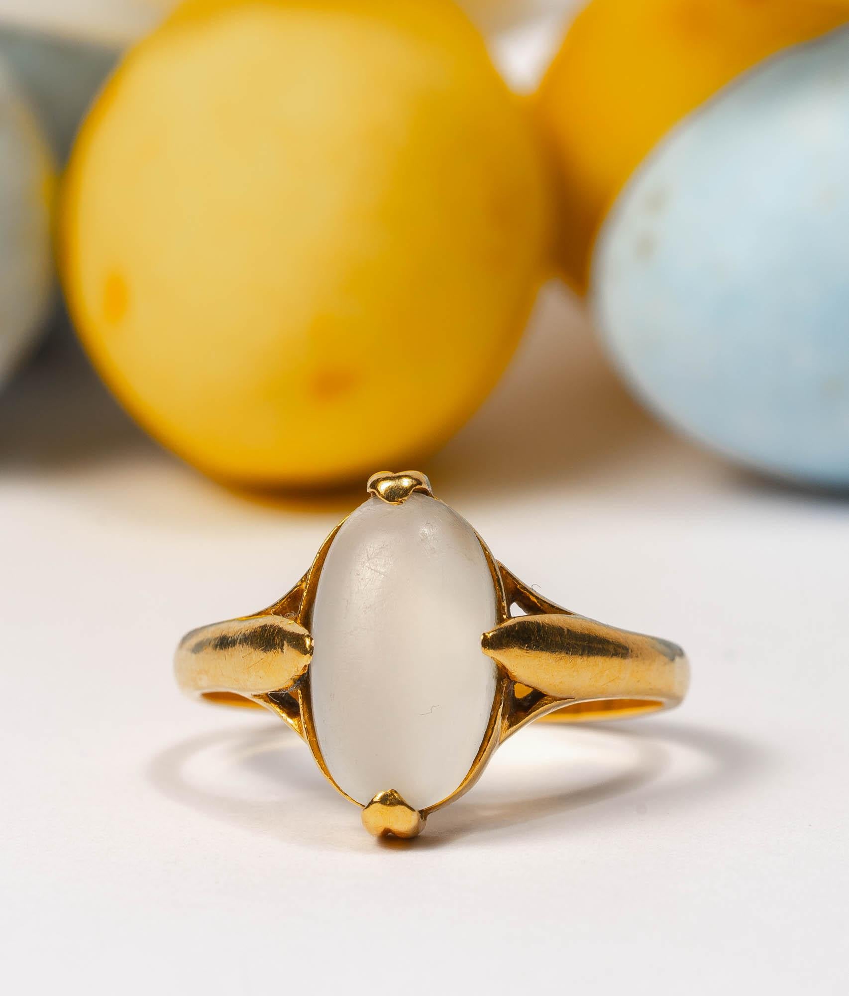 Vintage 22k Gold Art Deco Oval Moonstone Ring, Oval Moonstone Cabochon Ring In Good Condition In Rottedam, NL