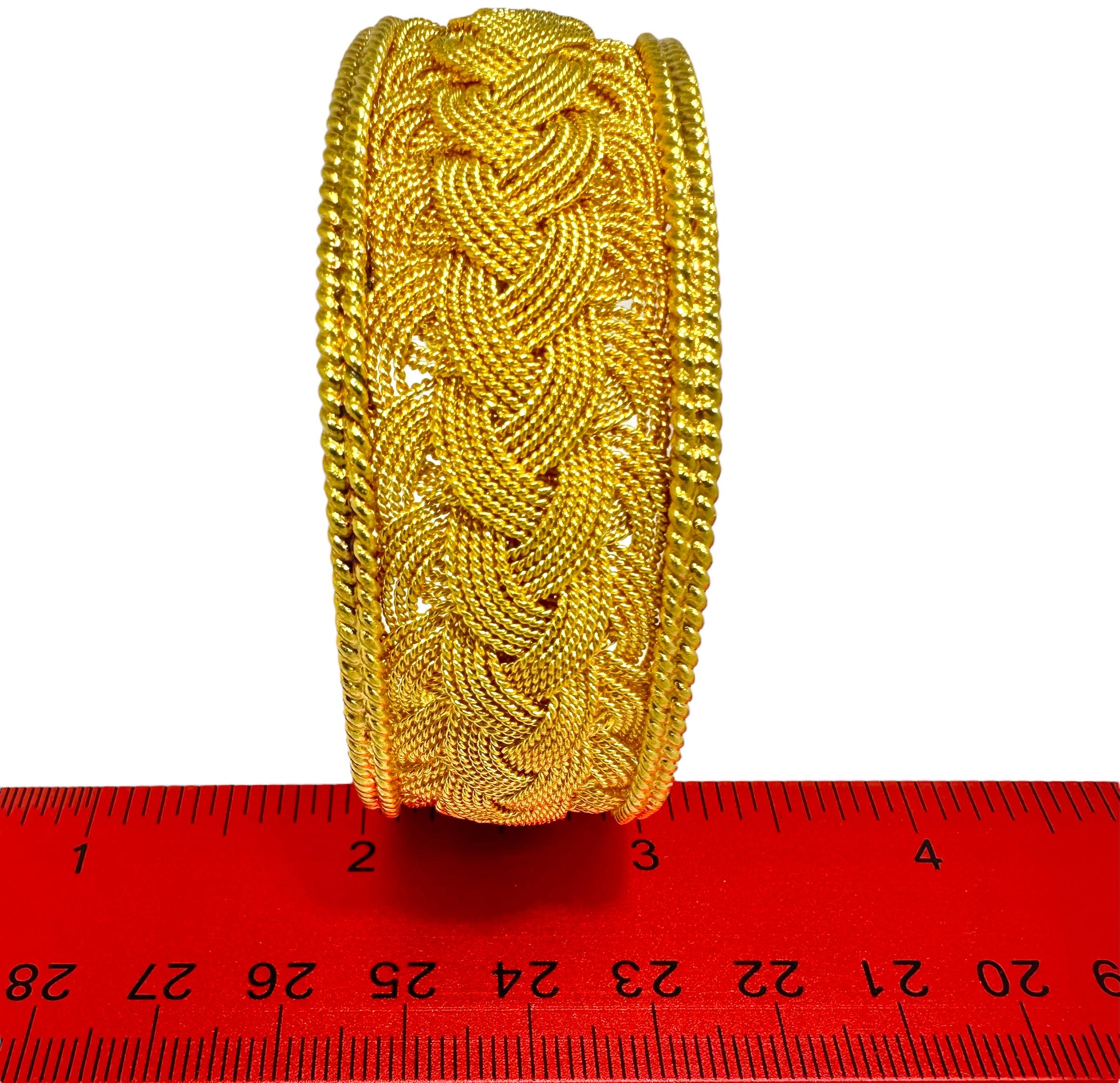 Vintage 22k Gold Artisan Masterpiece Braided Gold Bracelet 1 Inch Wide In Good Condition For Sale In Palm Beach, FL