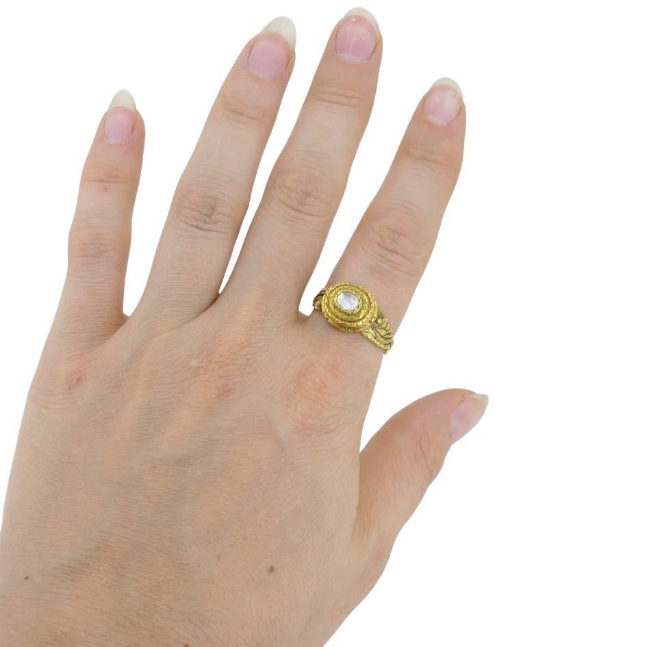 Este anillo antiguo del siglo XIX está elaborado en oro amarillo de 22 quilates de alta ley y presenta un diamante talla rosa tallado a mano en un engaste de collar cerrado, típico de la época georgiana. El anillo pesa 9 gramos y es de la talla 9.