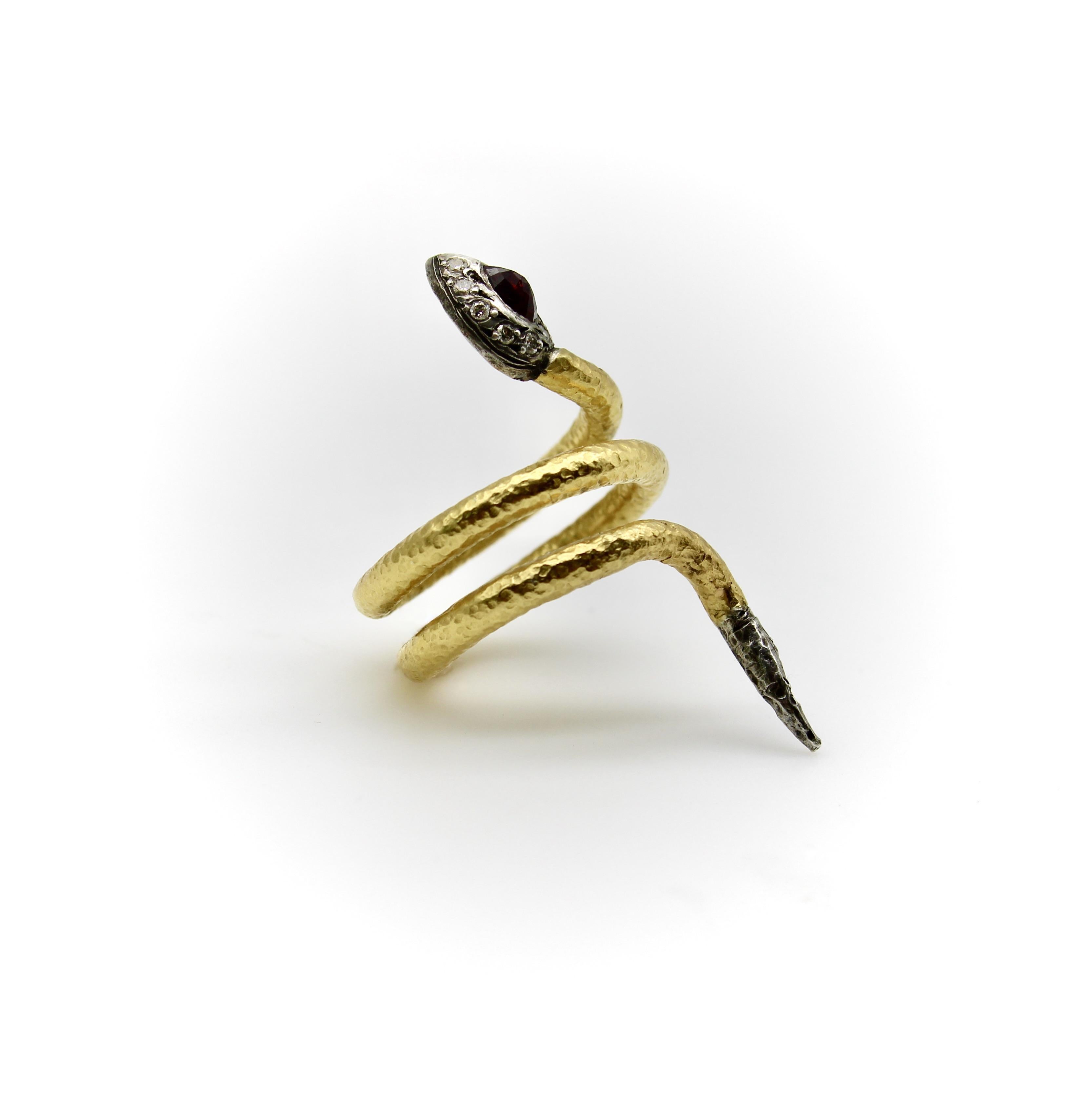 Taglio rotondo Anello a serpente in oro 22 carati, diamanti, rubini e argento d'epoca in vendita