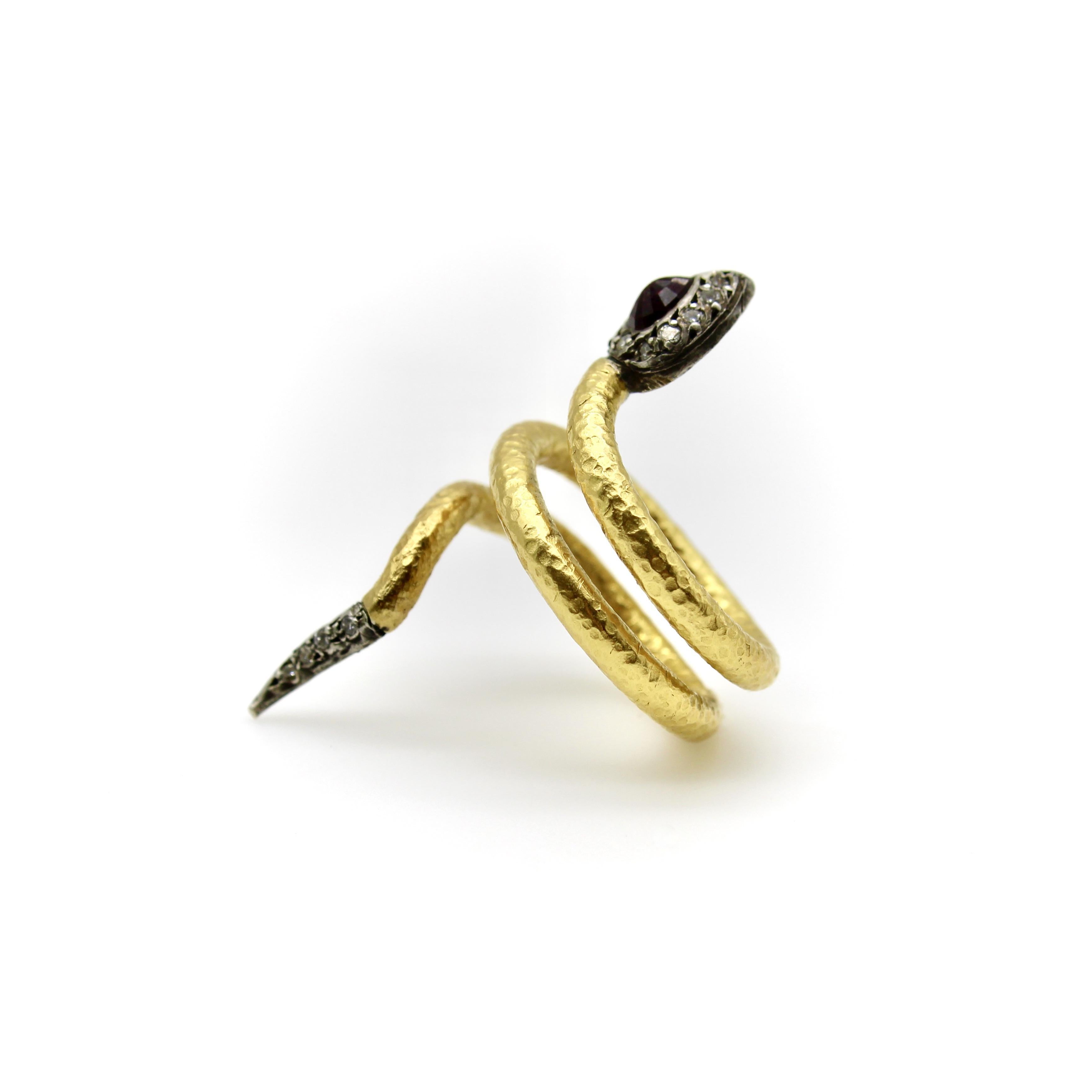Anello a serpente in oro 22 carati, diamanti, rubini e argento d'epoca in vendita 1