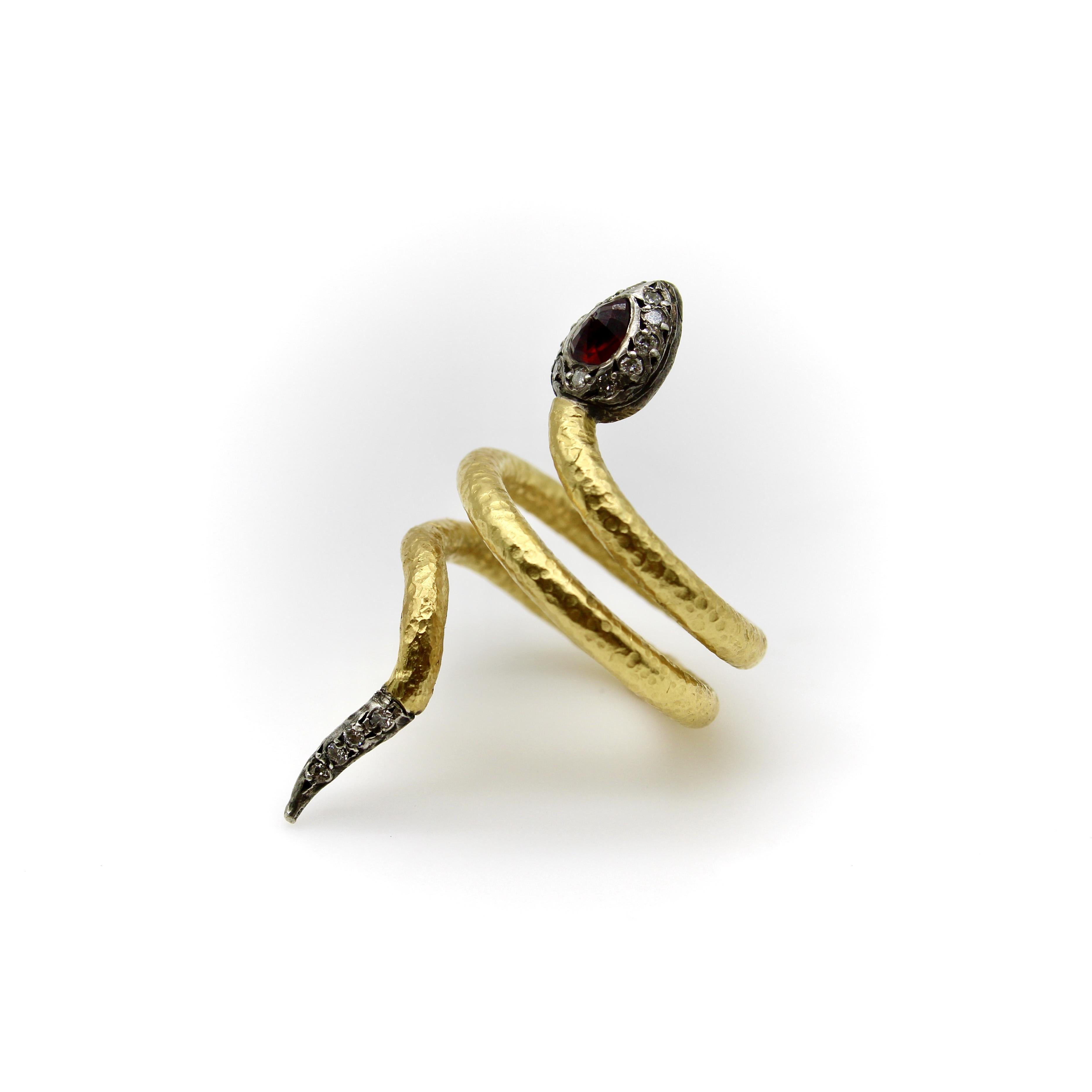 Anello a serpente in oro 22 carati, diamanti, rubini e argento d'epoca in vendita 2