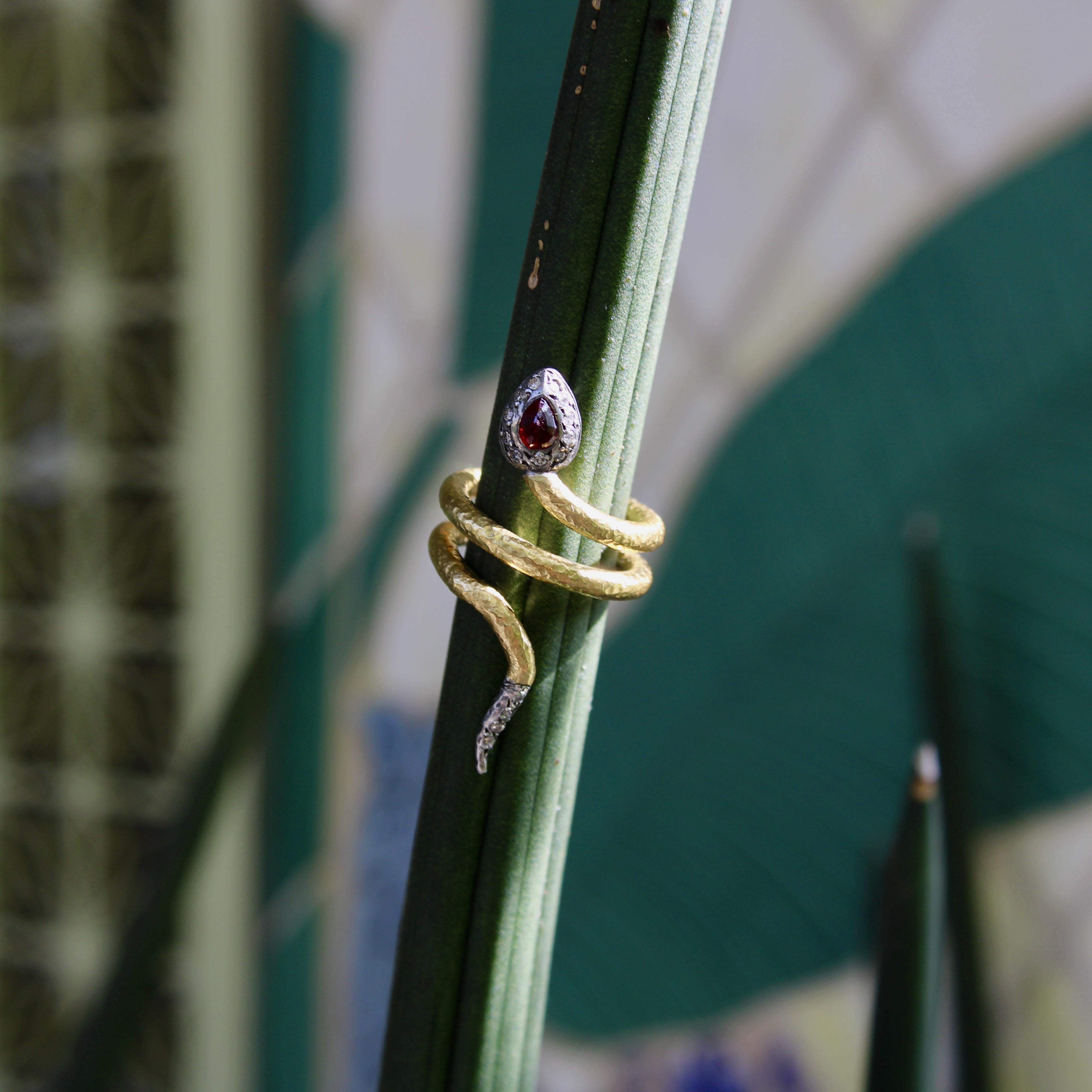 Anello a serpente in oro 22 carati, diamanti, rubini e argento d'epoca in vendita 3