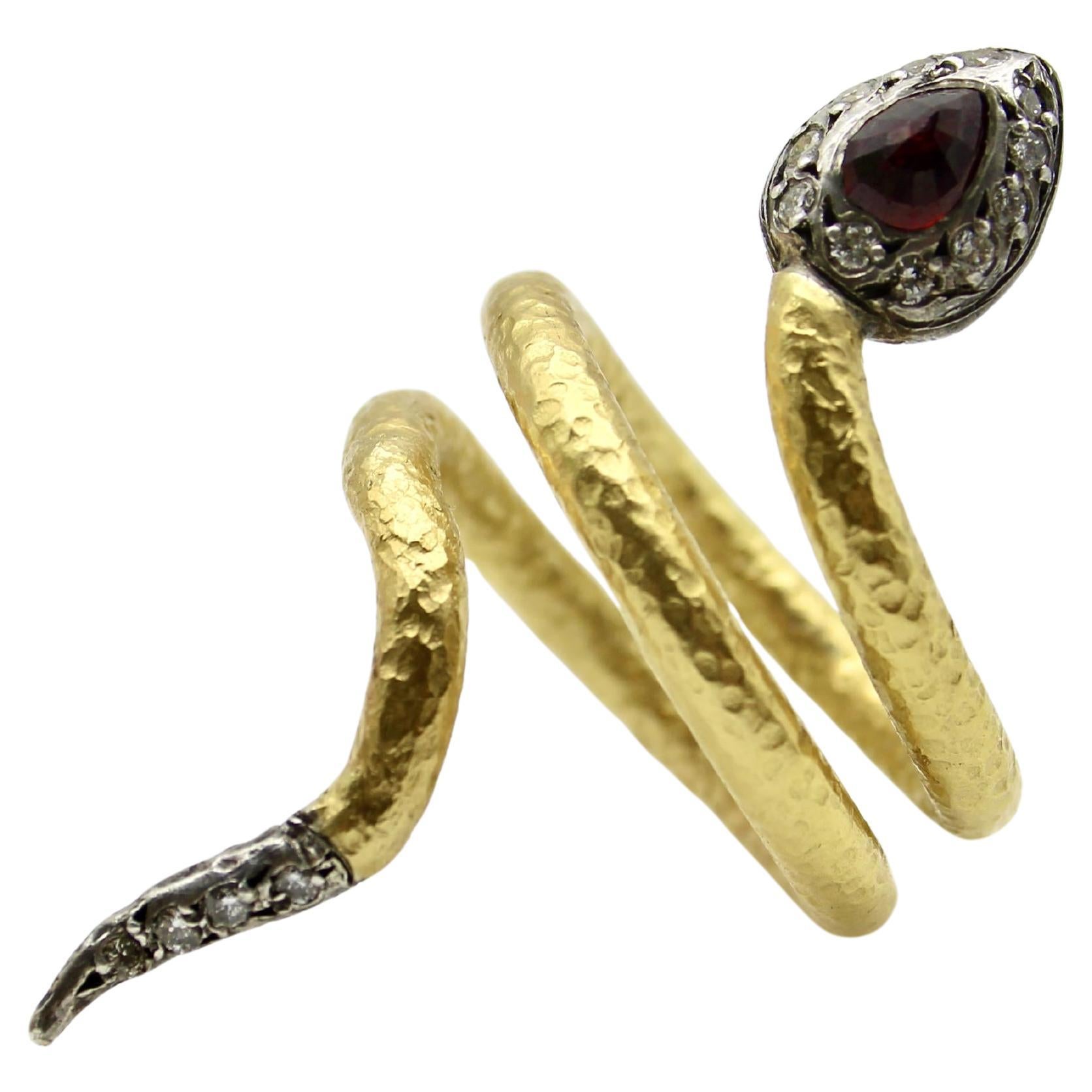 Anello a serpente in oro 22 carati, diamanti, rubini e argento d
epoca in vendita