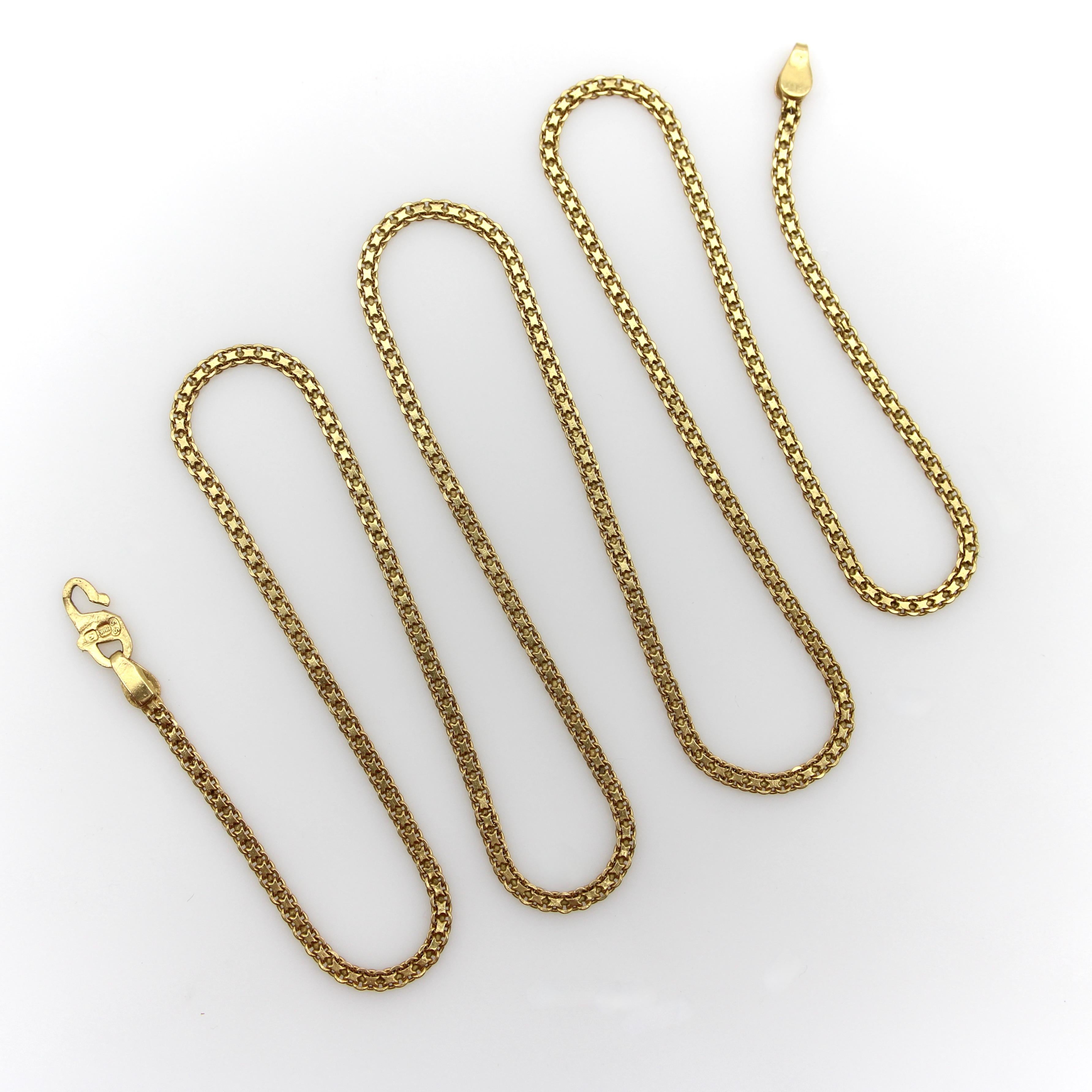 Cette chaîne Bismark extra longue est fabriquée à la main en or 22k et se compose d'un double maillon aplati. Cette magnifique chaîne de 24,5 pouces présente un design classique et une teinte dorée profonde pour laquelle l'or à haut carat est