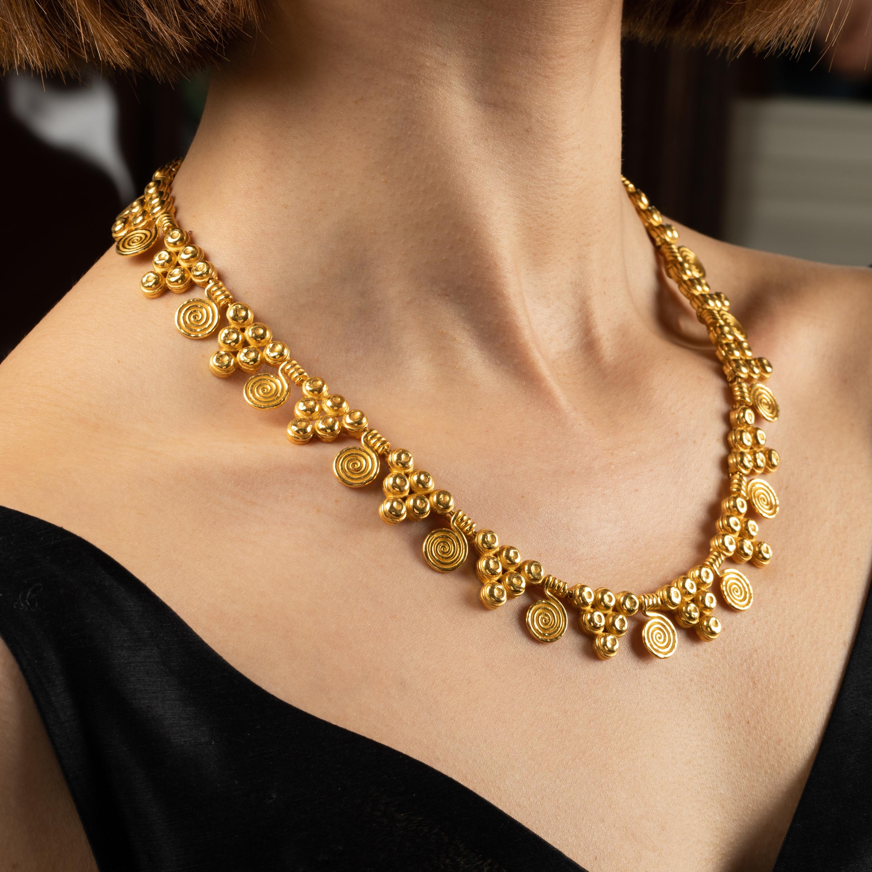 A very beautiful vintage necklace, made circa 1970.

Made in yellow gold 22k. The length is 45 cm.

15mm width.

Total weight: 115 grams