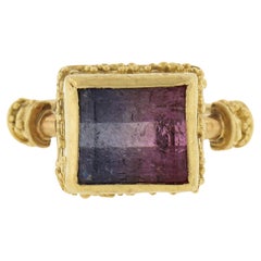 Rechteckiger Vintage-Lünette-Ring aus 22 Karat Gold mit Wassermelonen und Turmalin im etruskischen Revival-Stil