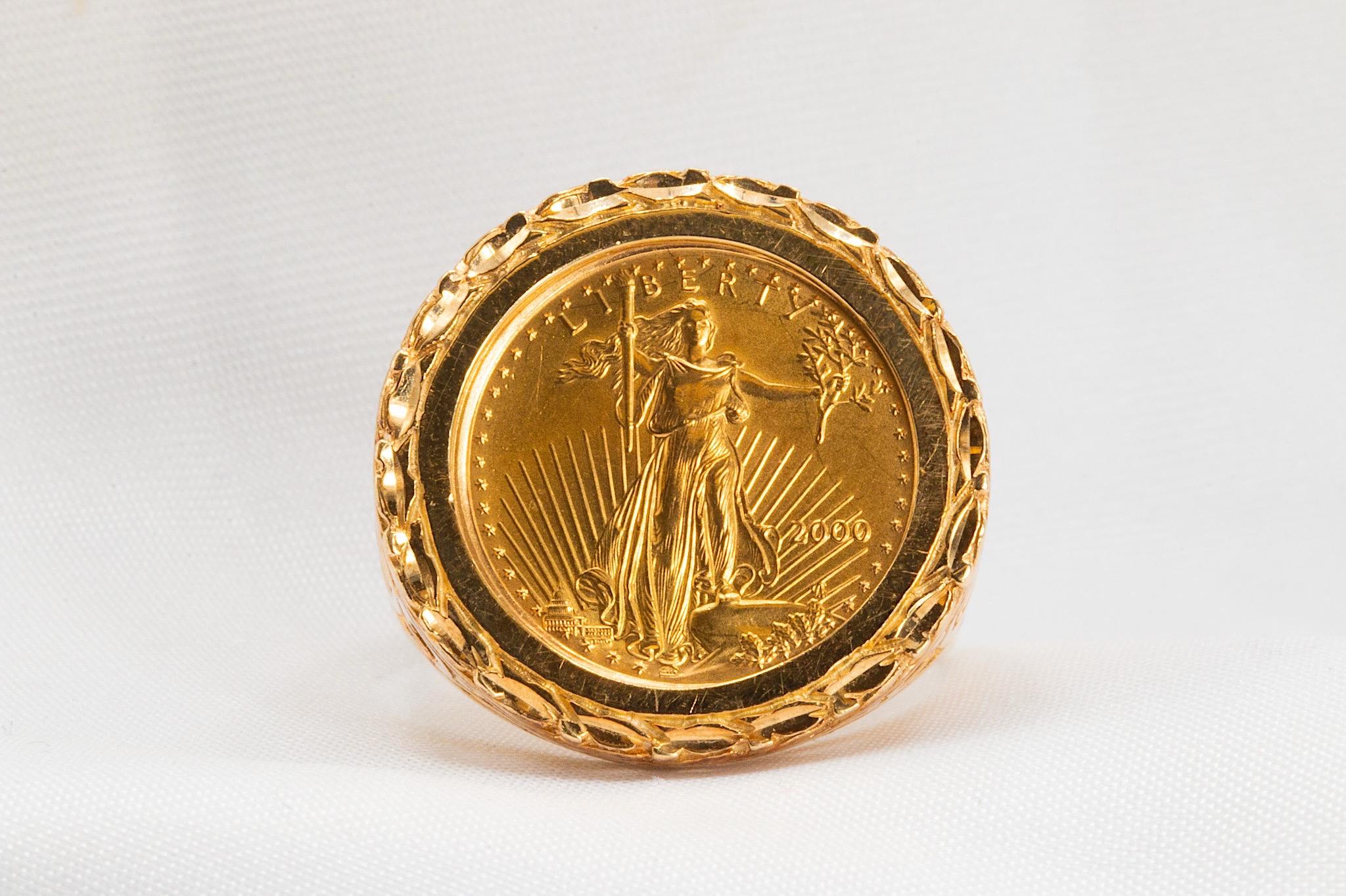Anillo con montura de oro amarillo de 14 quilates Vintage 22K Liberty 1/10oz Coin

Una moneda de 5 $ de la Libertad de los Estados Unidos del año 2000, con el cuño 