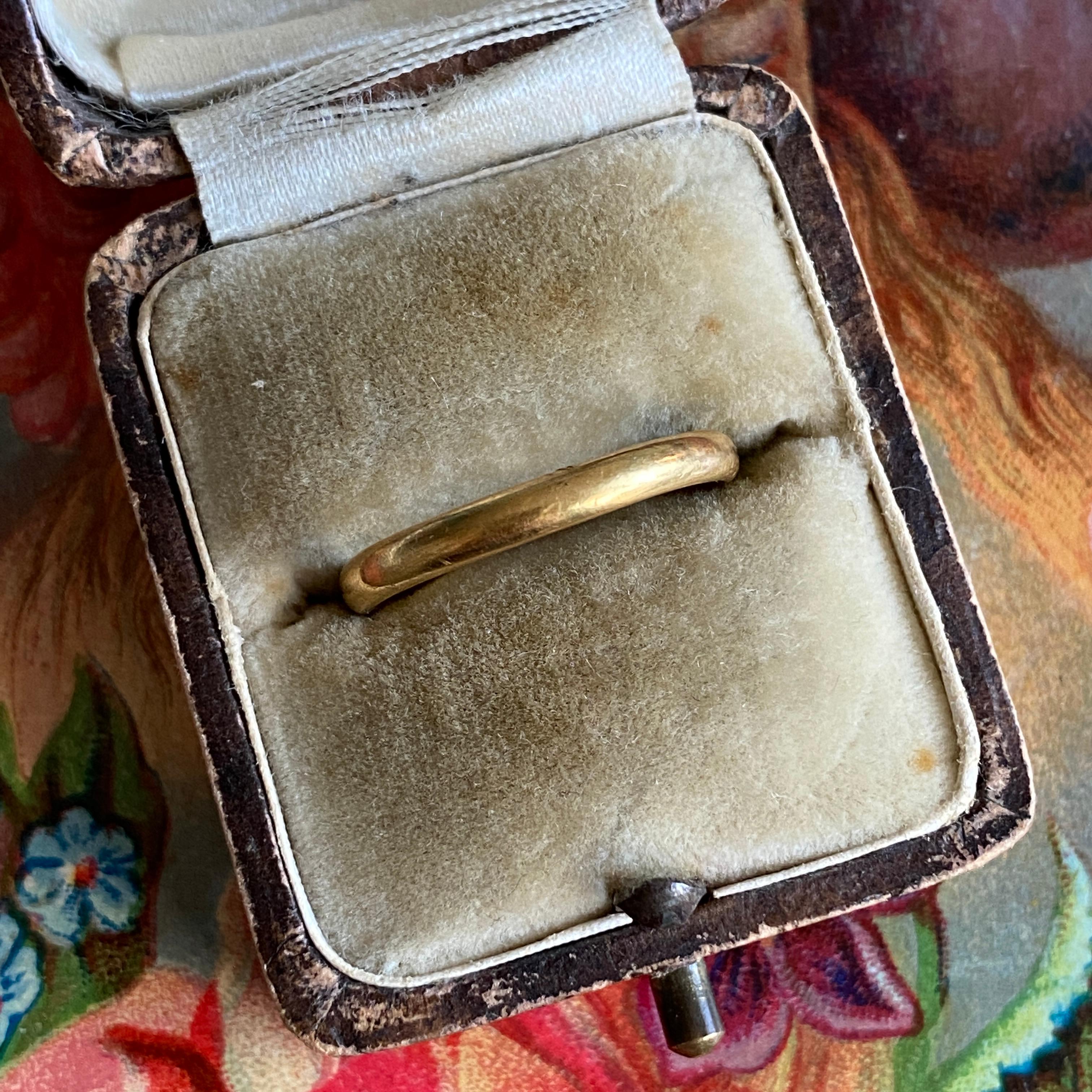 round 22 carat gold wedding band