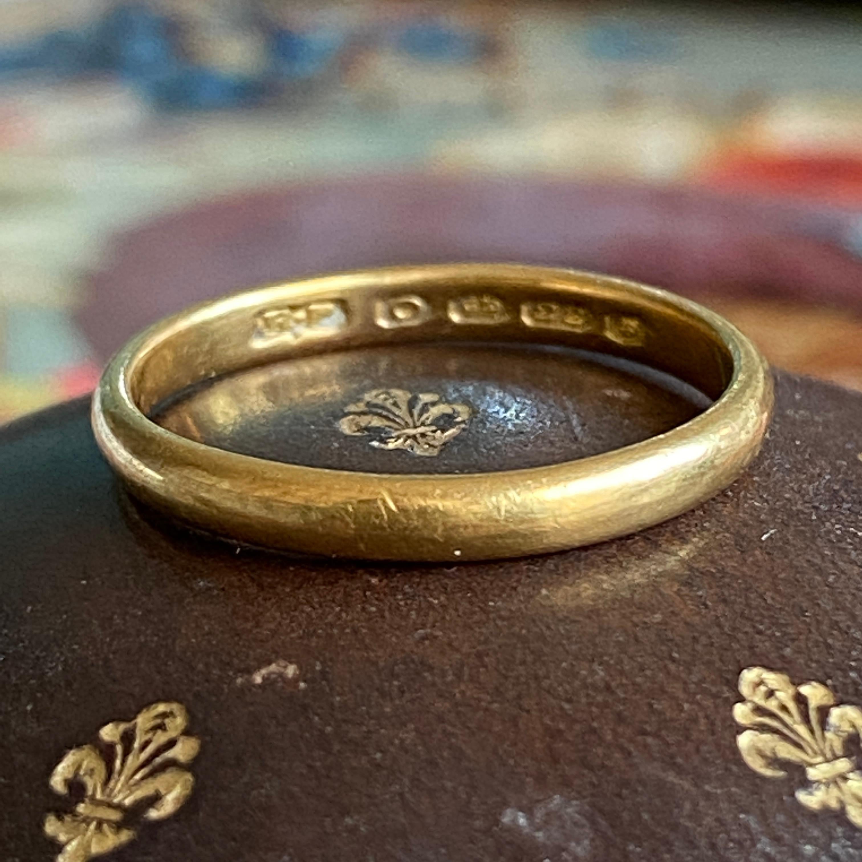 Women's or Men's Vintage 22k Rounded Wedding Band Ring