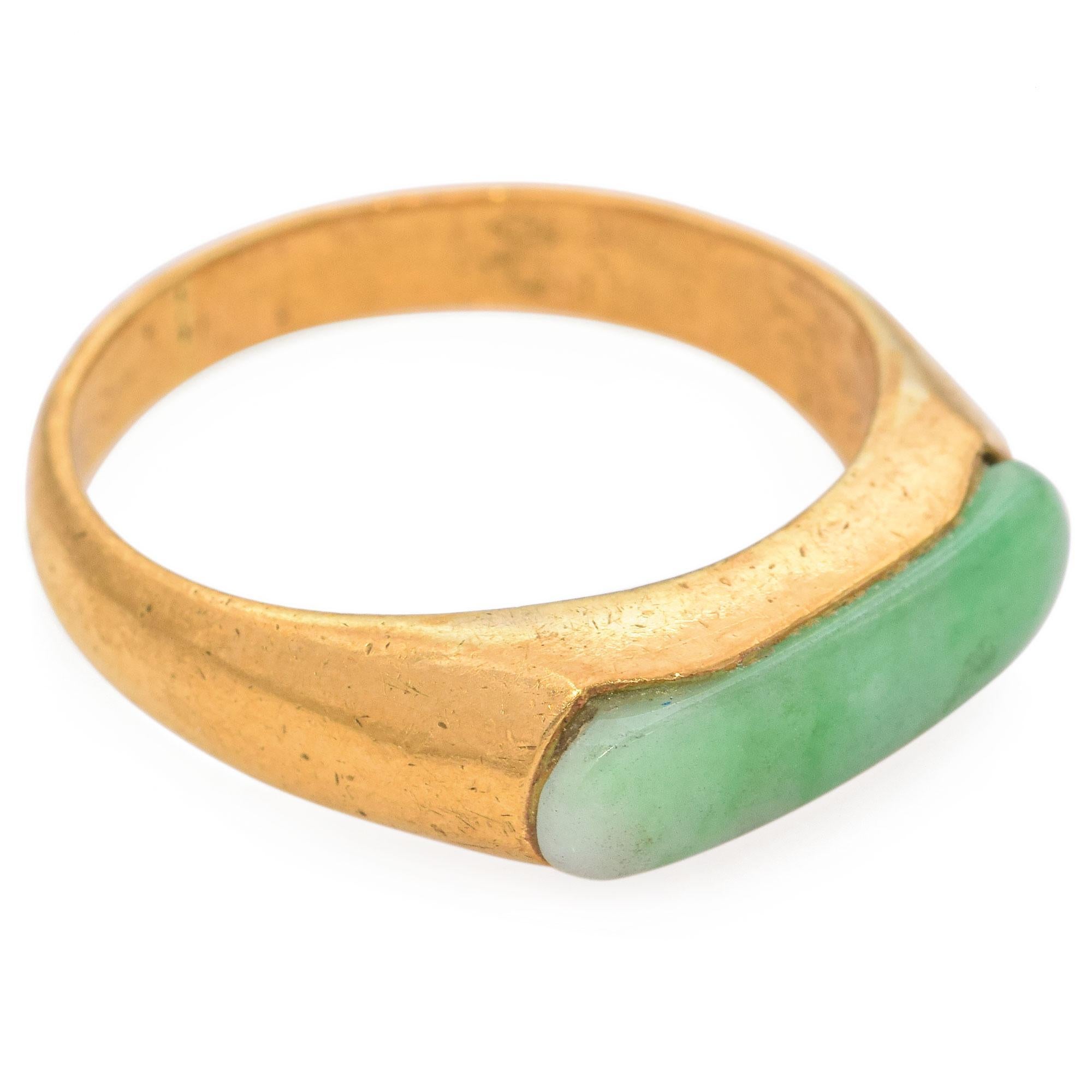 Vintage 22k Yellow Gold 1.07 Ct Green Jade Saddle Ring For Sale 1
