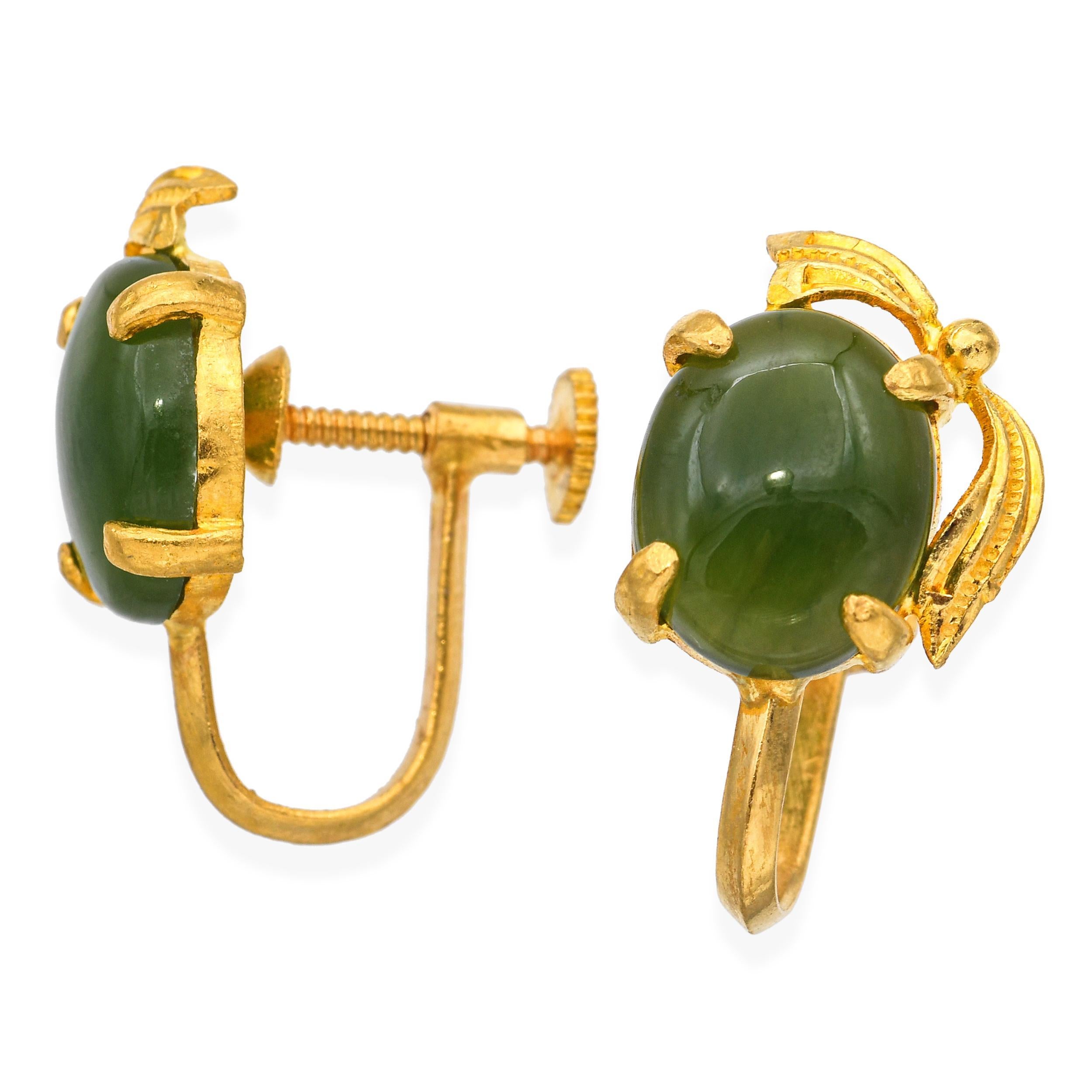 Questi orecchini vintage sono realizzati in ricco oro giallo 22k e presentano cabochon di giada verde levigata che irradiano bellezza naturale e significato culturale. Il verde intenso e vibrante della giada contrasta meravigliosamente con la calda