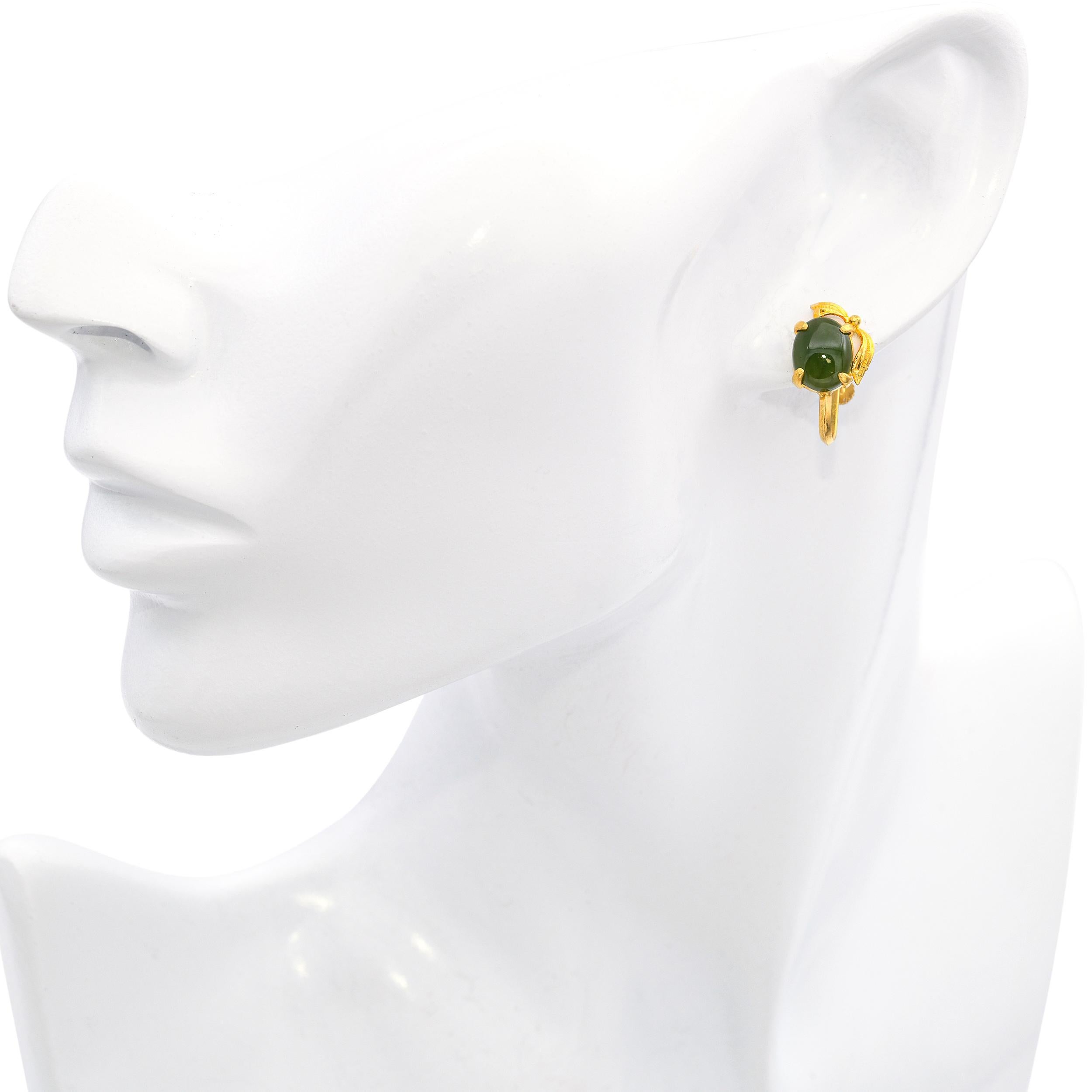 Cabochon Orecchini a vite d'epoca in oro giallo 22k e giada in vendita