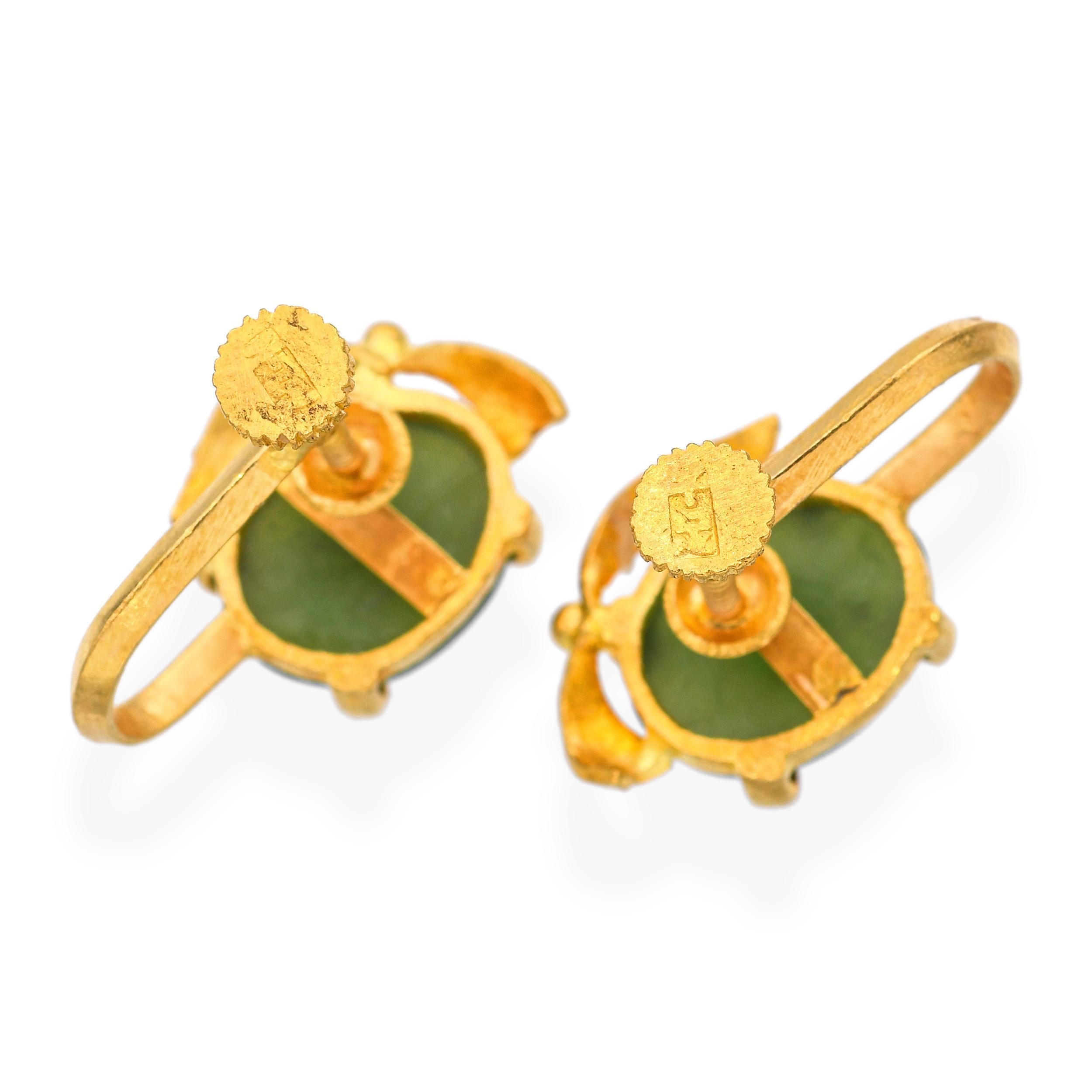 Orecchini a vite d'epoca in oro giallo 22k e giada In condizioni buone in vendita a New York, NY