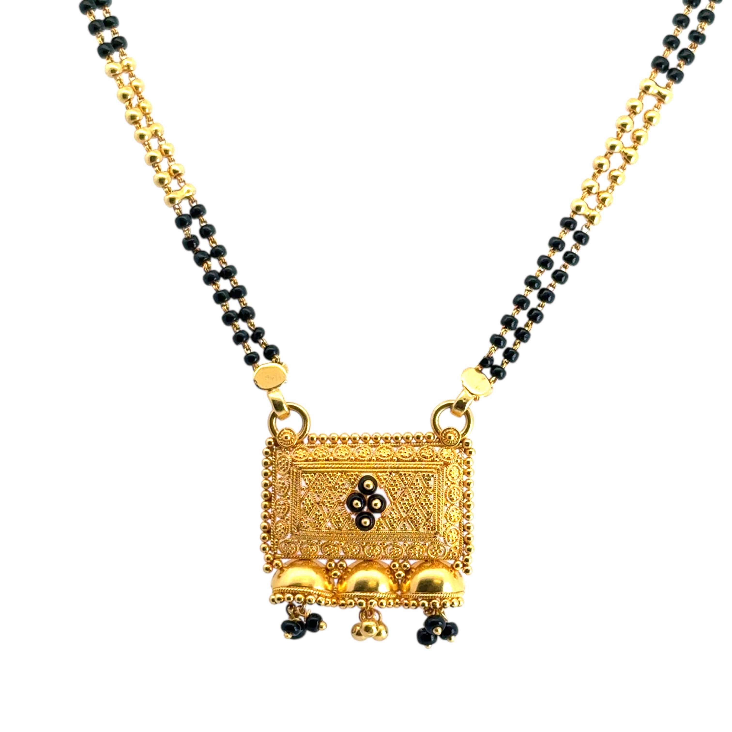 Halskette mit kühnem Anhänger, 22 Karat Gelbgold, doppelreihiger Schwarzgoldperlen-Perlen- und kühnem Vintage-Anhänger (Moderne) im Angebot