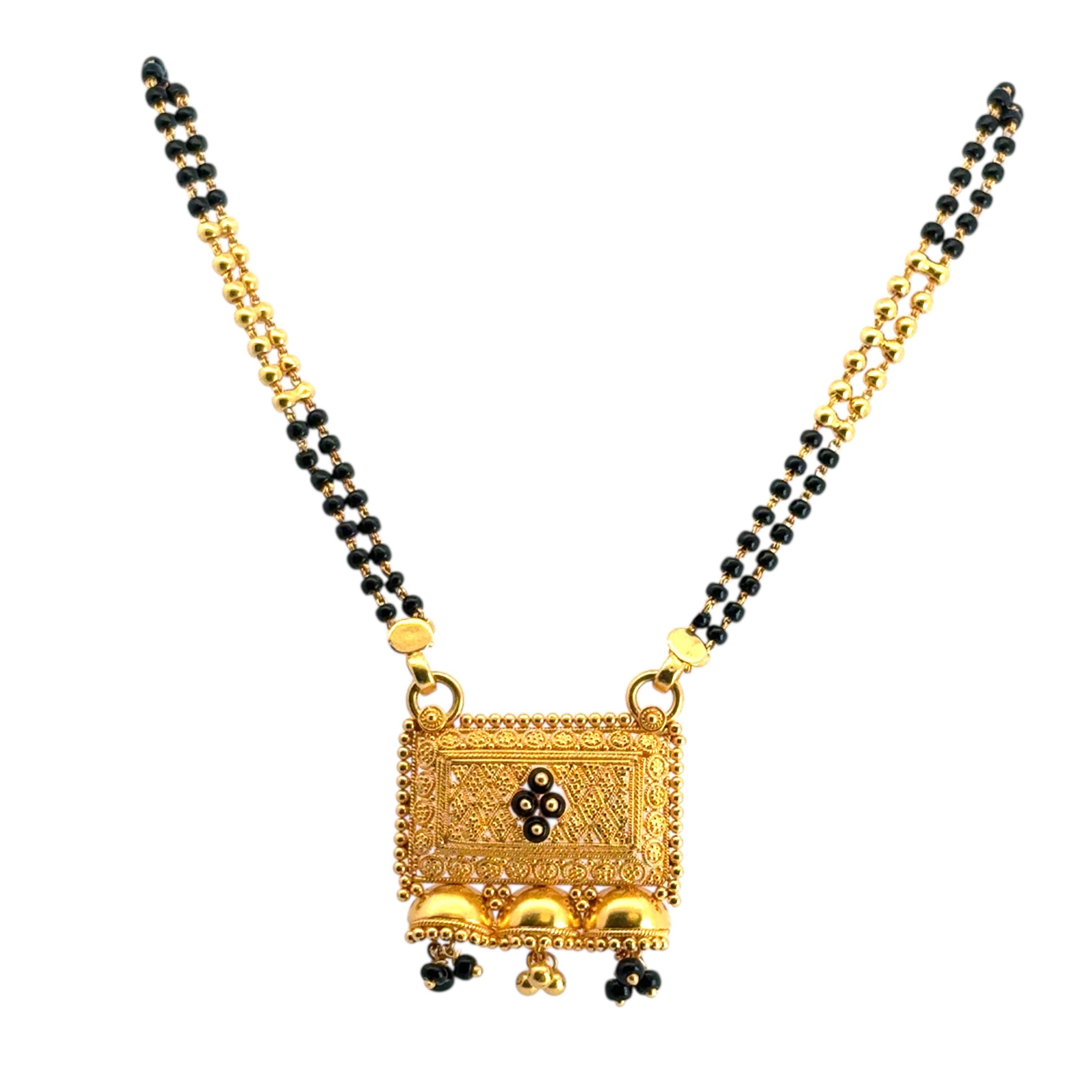 Halskette mit kühnem Anhänger, 22 Karat Gelbgold, doppelreihiger Schwarzgoldperlen-Perlen- und kühnem Vintage-Anhänger im Zustand „Hervorragend“ im Angebot in Boca Raton, FL