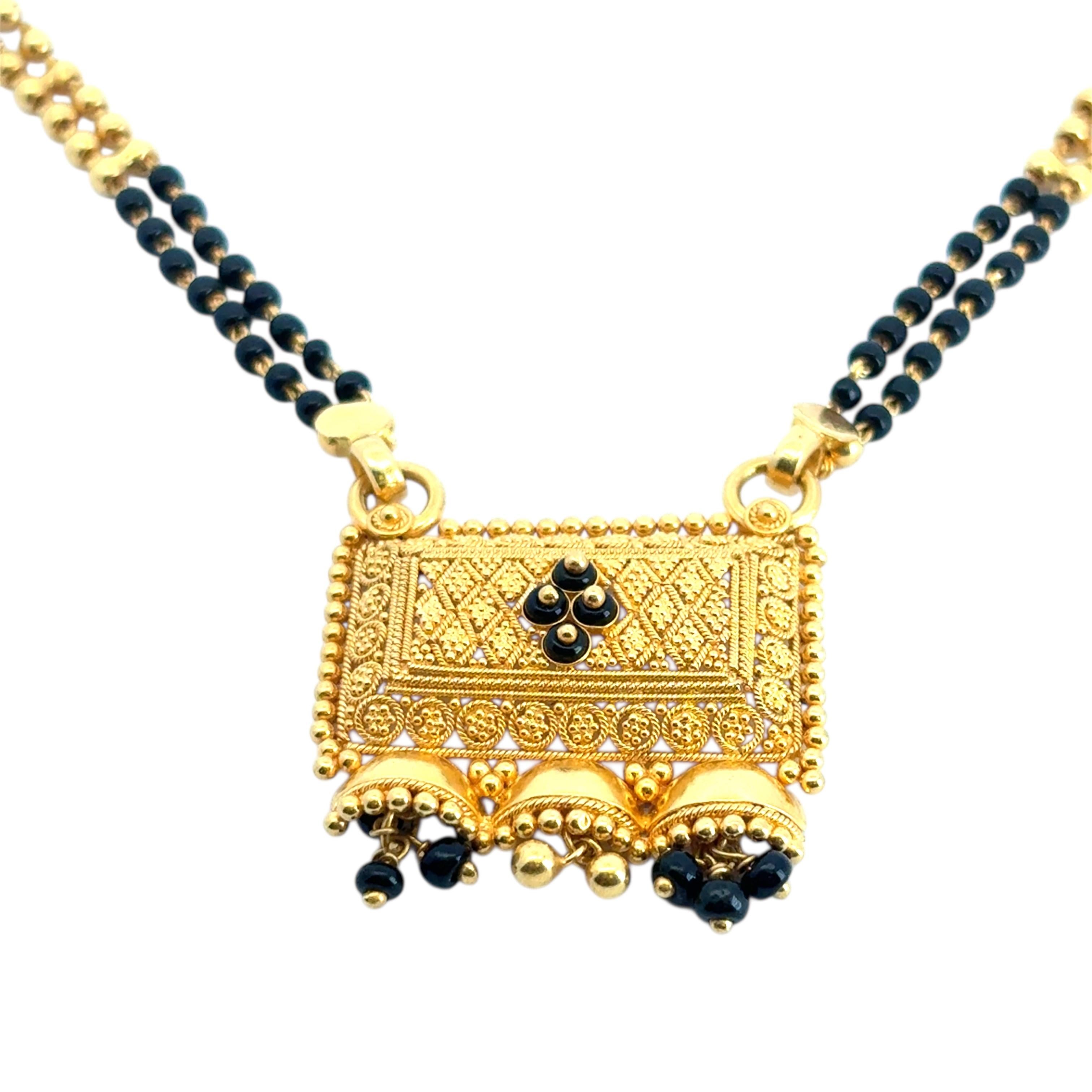 Halskette mit kühnem Anhänger, 22 Karat Gelbgold, doppelreihiger Schwarzgoldperlen-Perlen- und kühnem Vintage-Anhänger im Angebot 1