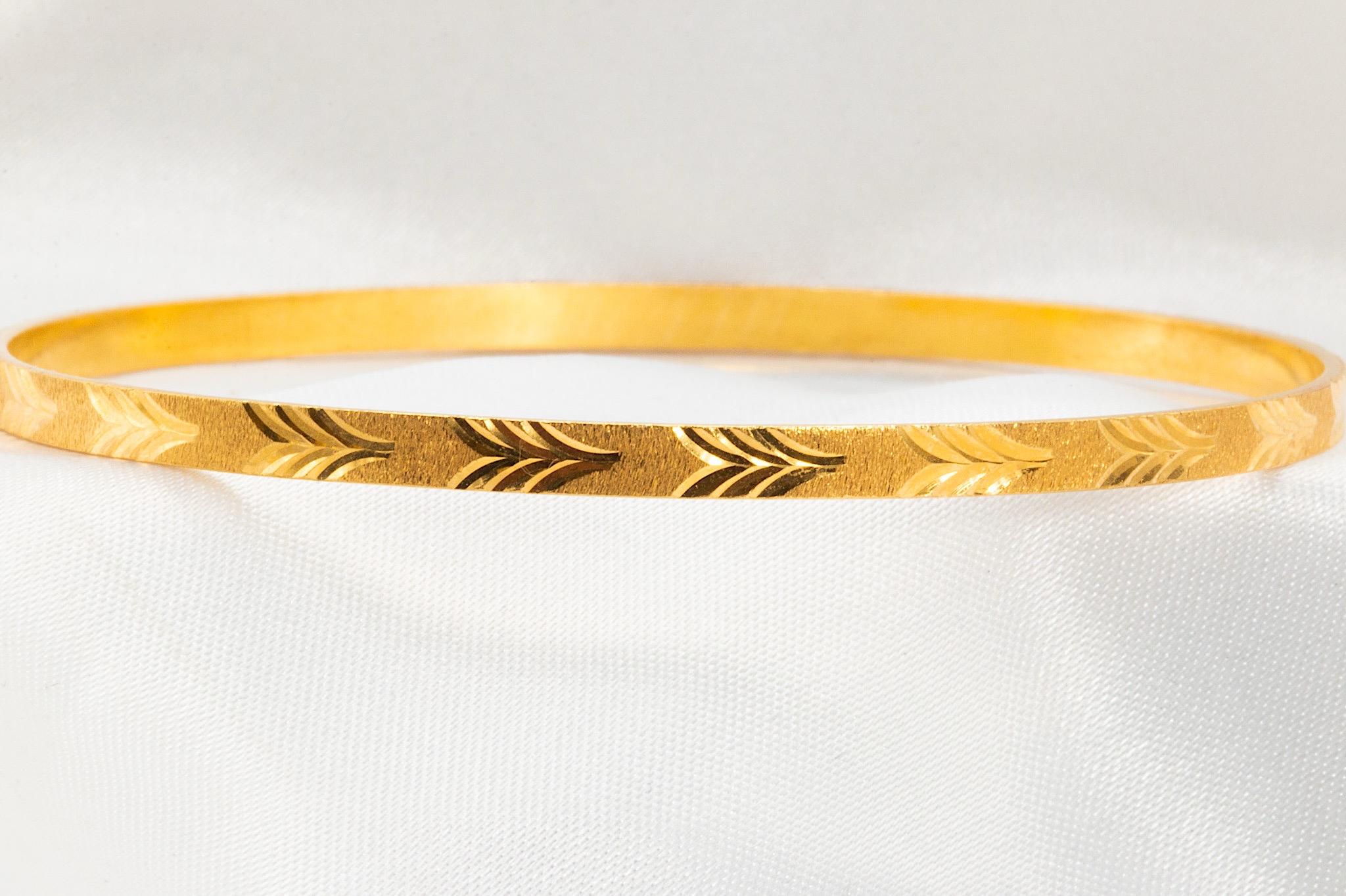 Vintage 22K Yellow Gold Etched Pattern Slip-on Bangle Bracelet

Add a bold touch of vintage elegance to your wrist stack with this striking 1980s 22K yellow gold bangle.

Beautifully crafted with an intricate etched pattern, this eye-catching piece