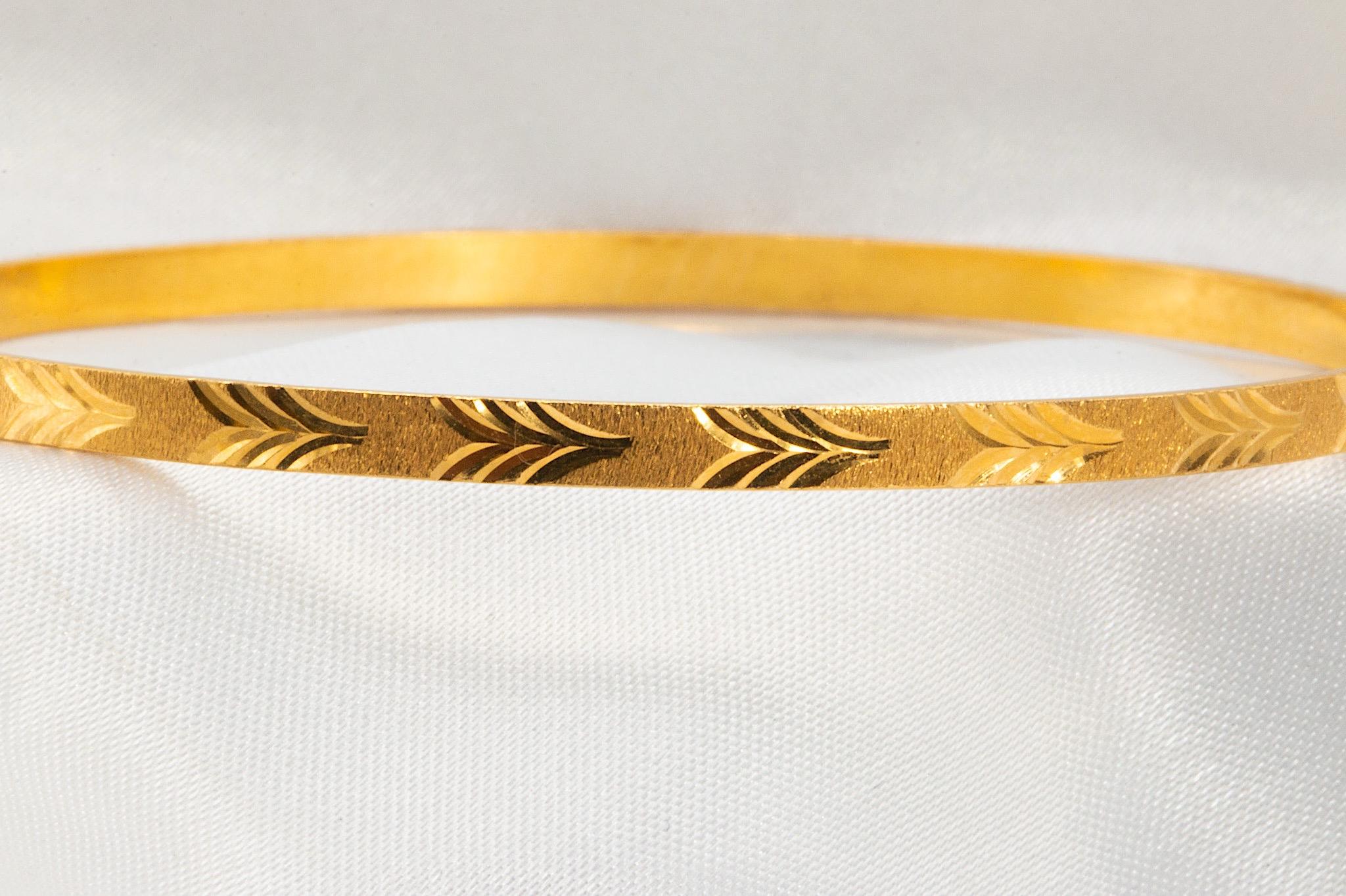 Vintage 22K Yellow Gold Etched Pattern Slip-on Bangle Bracelet In Good Condition In Houston, TX