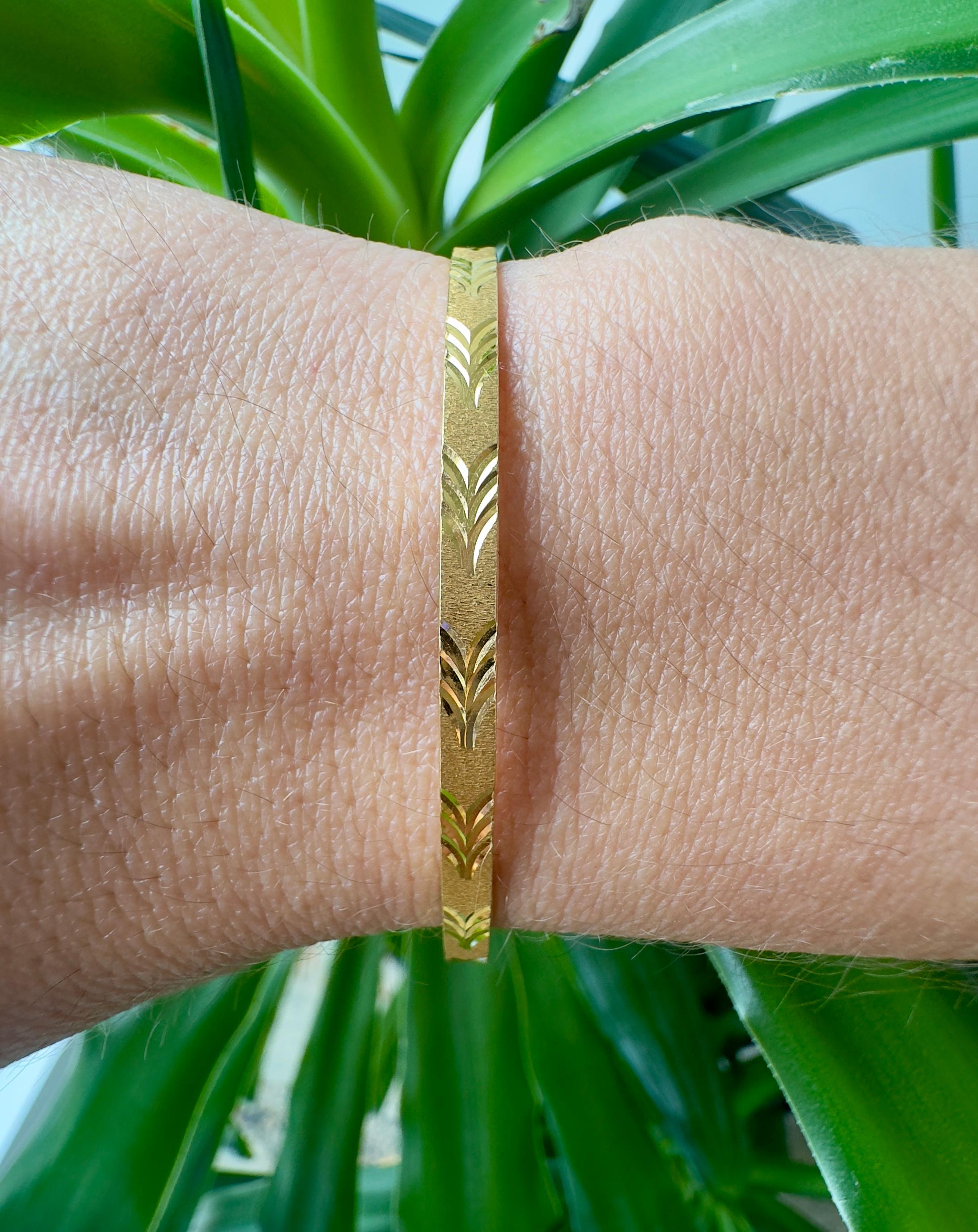 Vintage 22K Yellow Gold Etched Pattern Slip-on Bangle Bracelet 1