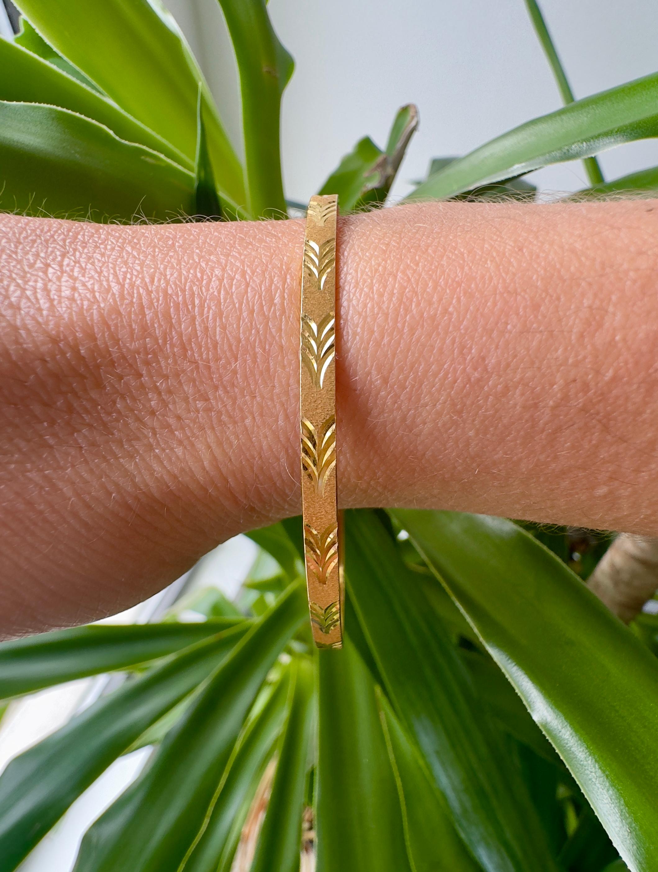 Vintage 22K Yellow Gold Etched Pattern Slip-on Bangle Bracelet 2
